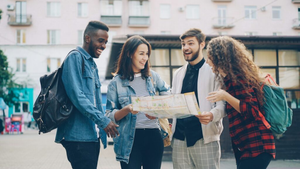Groupe d'etudiants internationaux consultant une carte en Europe