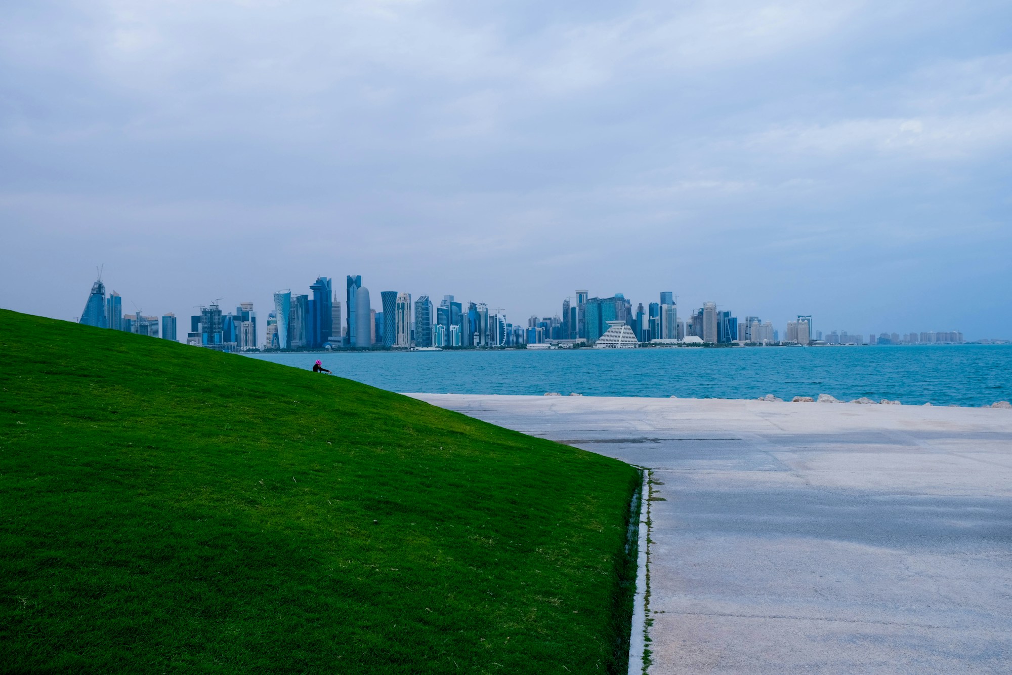 Skyline de Doha vue depuis le front de mer, Qatar