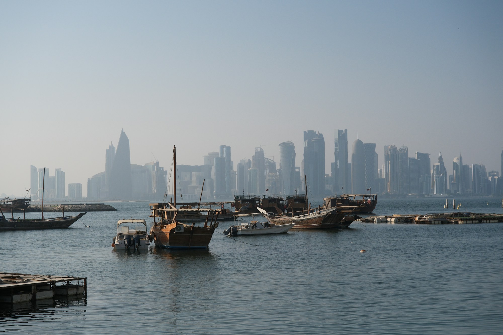 Port de Doha avec boutres traditionnels et skyline de West Bay, Qatar