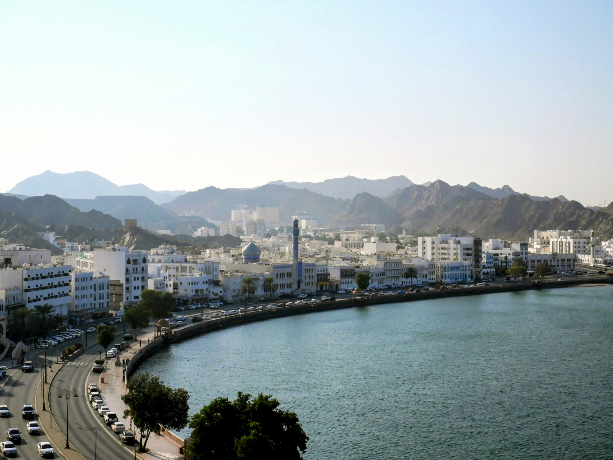 Corniche de Muttrah et port de Mascate avec les montagnes Al Hajar, Oman