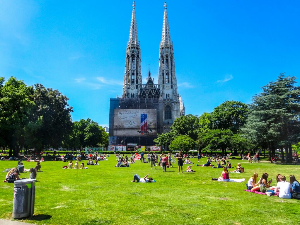 Fans rassemblés en plein air à Vienne pour l'Eurovision Village au Rathausplatz
