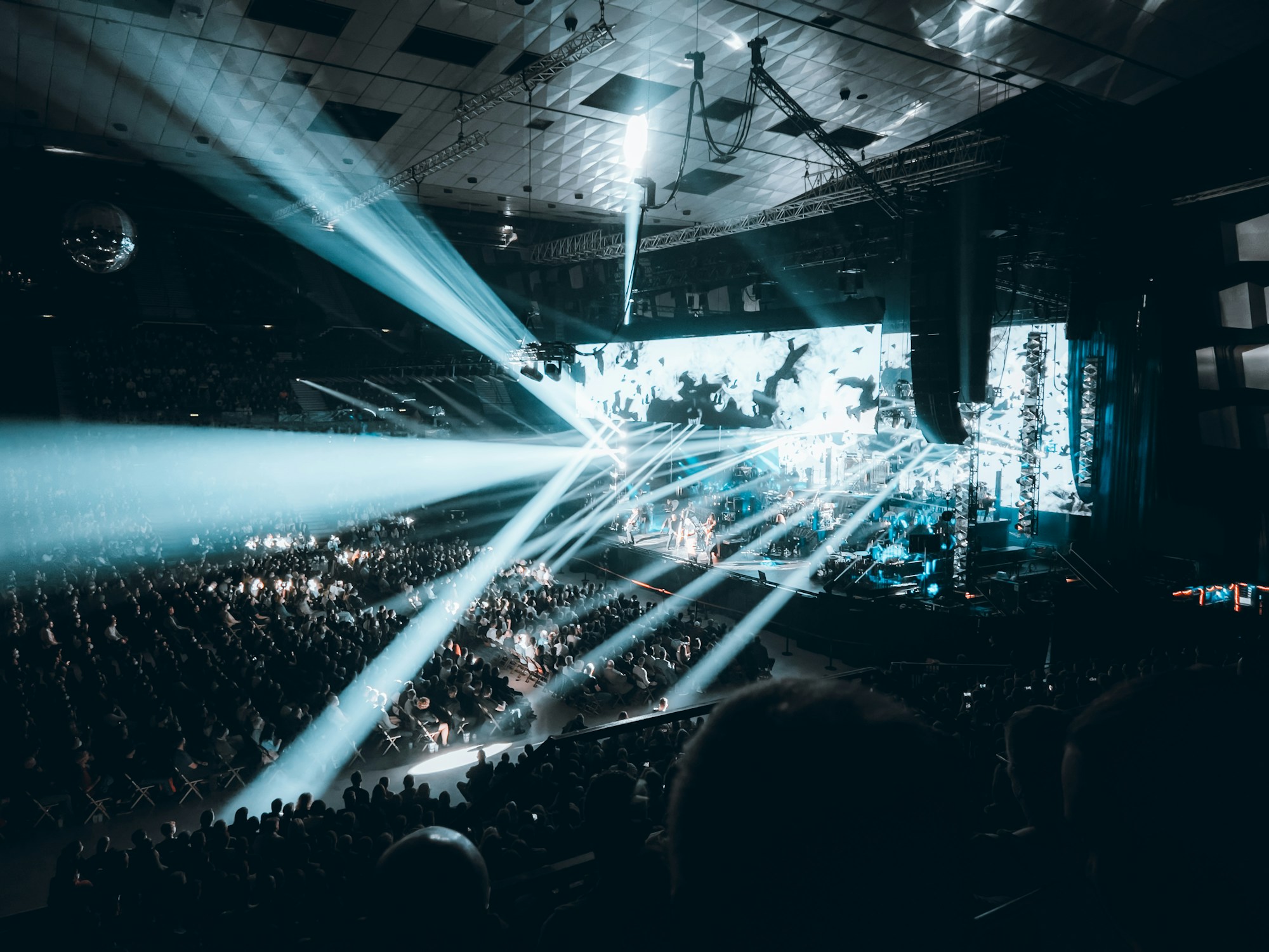 Innenansicht der Wiener Stadthalle bei einem großen Konzert, erleuchtete Halle für den Eurovision 2026 in Wien