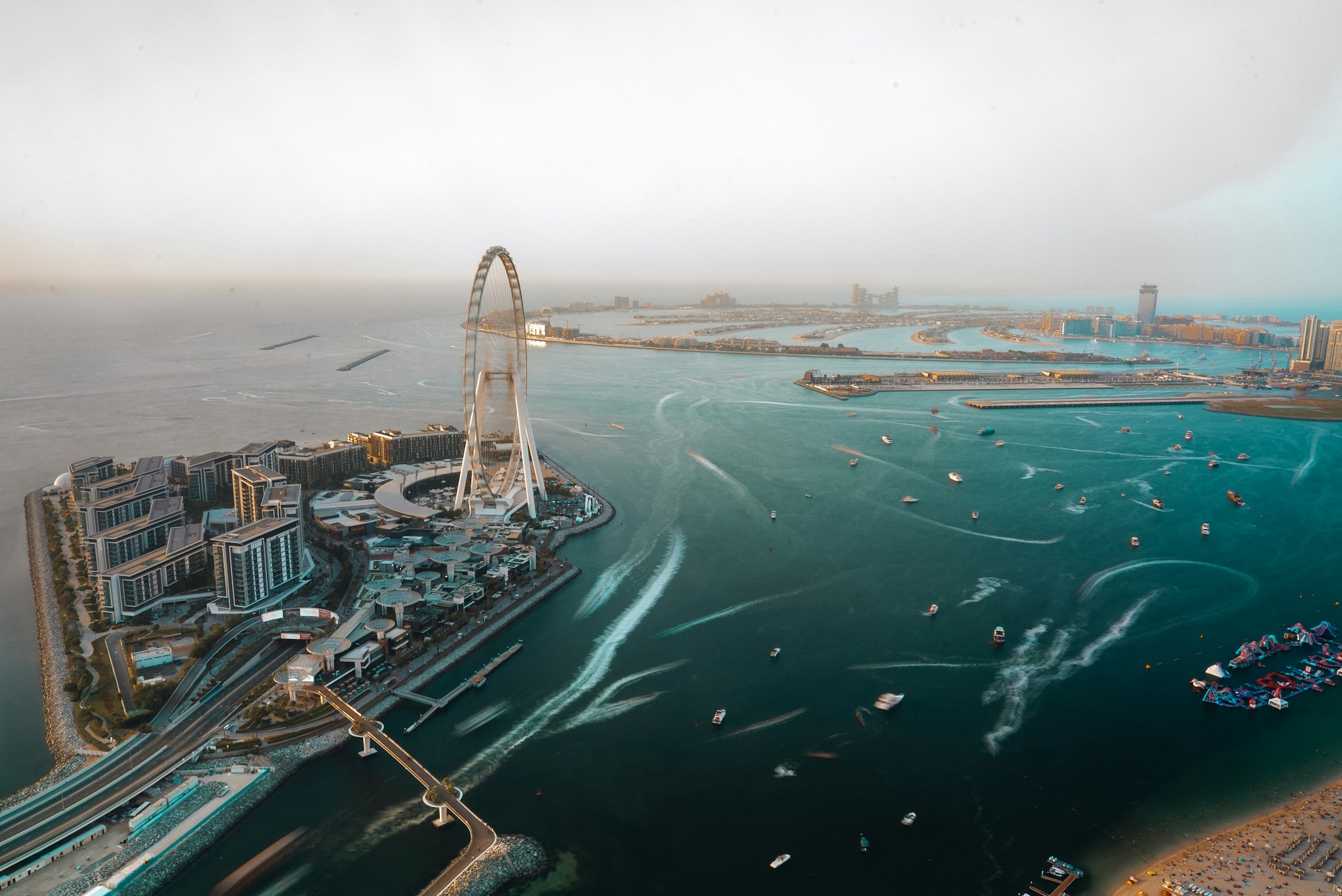 Vue aérienne panoramique de Dubaï et du littoral de Jumeirah Beach Residence