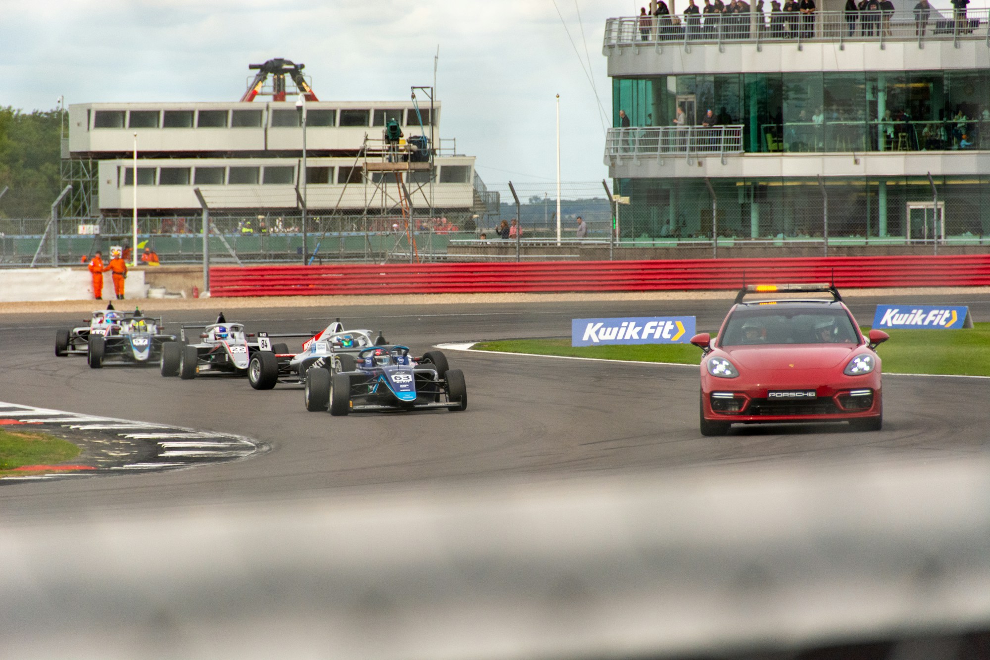 Monoplaces de Formule 1 en course sur un circuit urbain