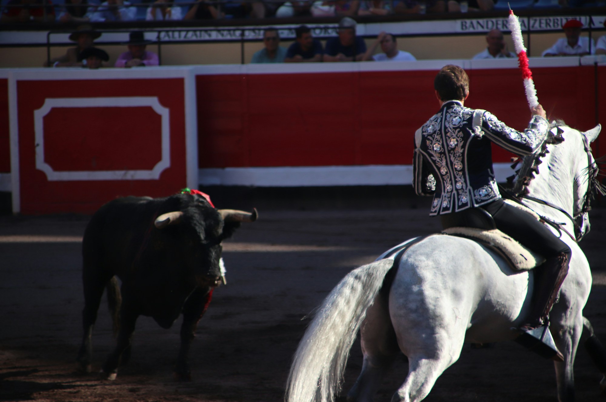 Cavalier en costume andalou traditionnel montant un cheval blanc lors de la Feria del Caballo de Jerez