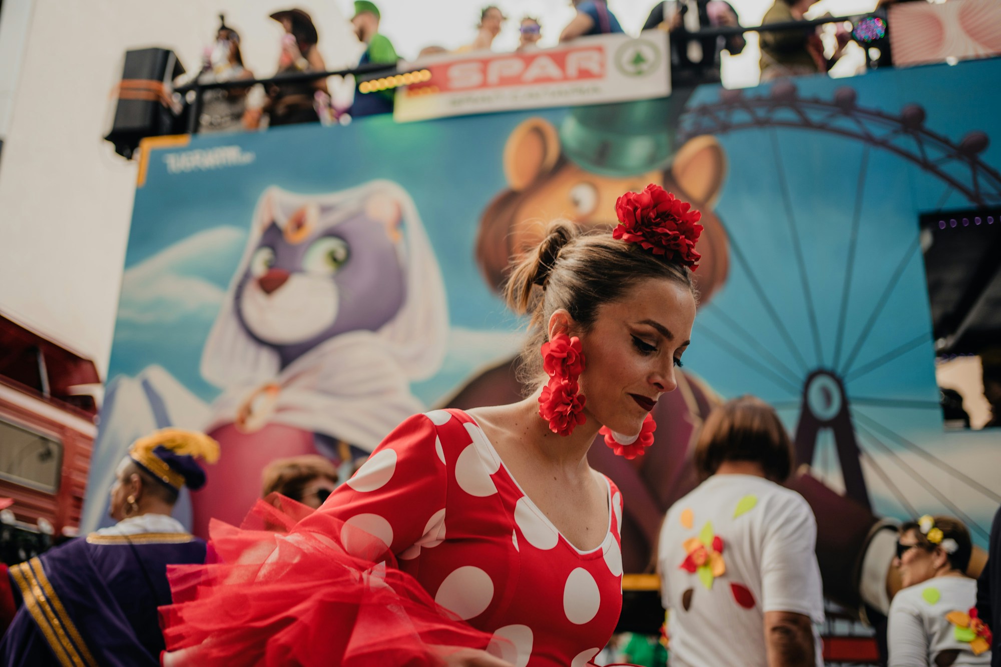 Femme en robe de flamenca à pois rouges dansant lors de la Feria del Caballo de Jerez 2026