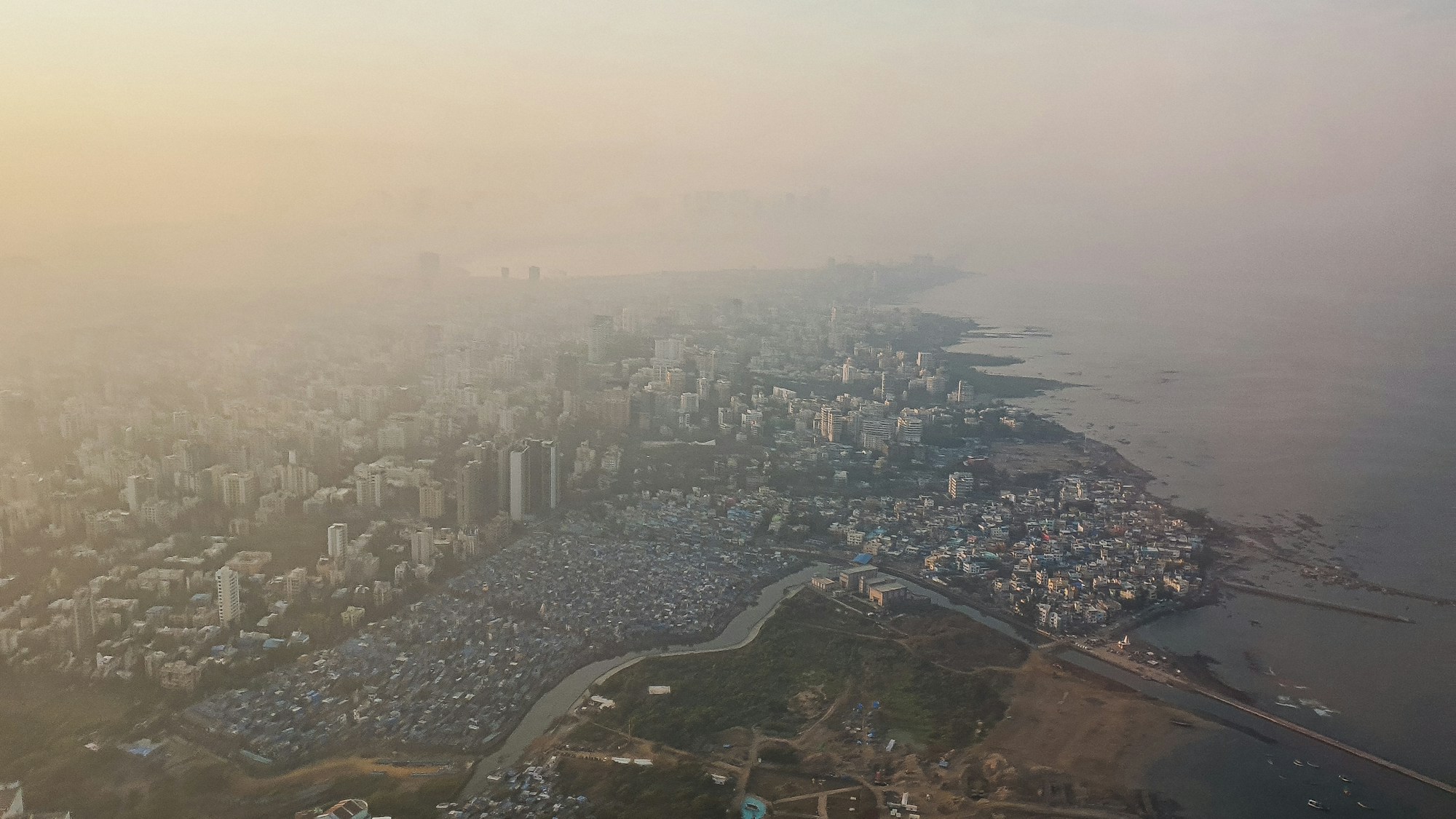Vue aérienne de Mumbai, Inde — impact fermetures espace aérien Moyen-Orient sur les vols vers l'Inde