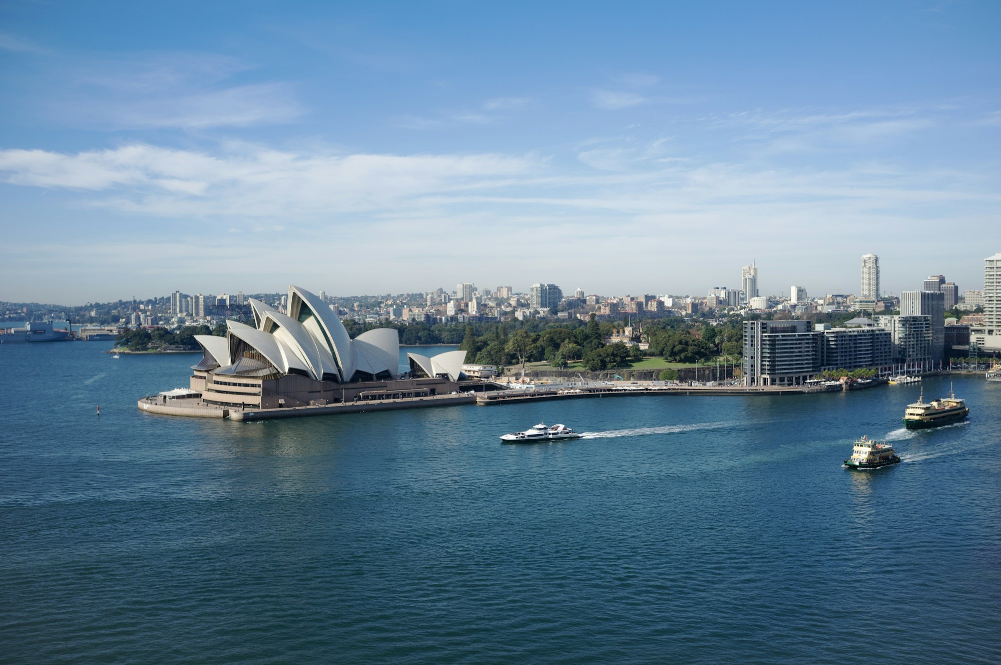 Vue aérienne du port de Sydney et de l'Opéra — impact des fermetures espace aérien Moyen-Orient sur les vols vers l'Australie 2026