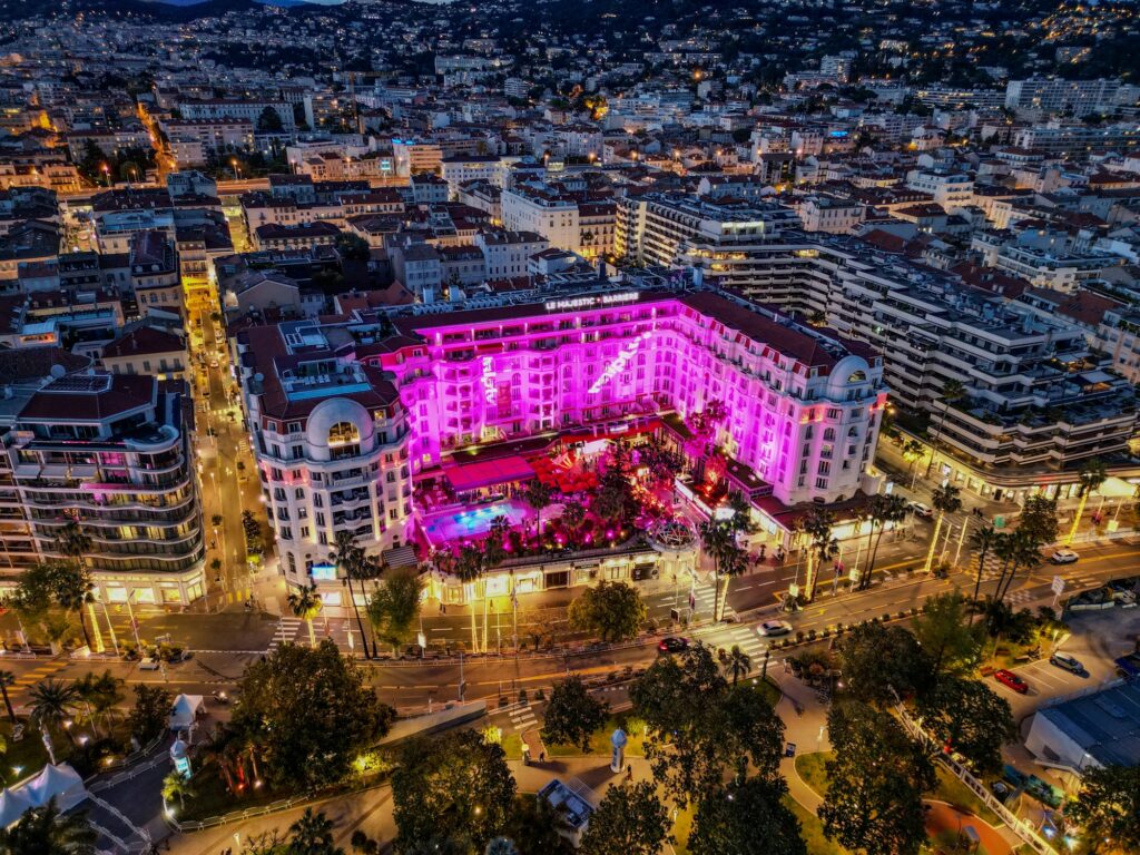 Vue nocturne aérienne de Cannes et de la Côte d'Azur pendant la saison du Festival de Cannes 2026
