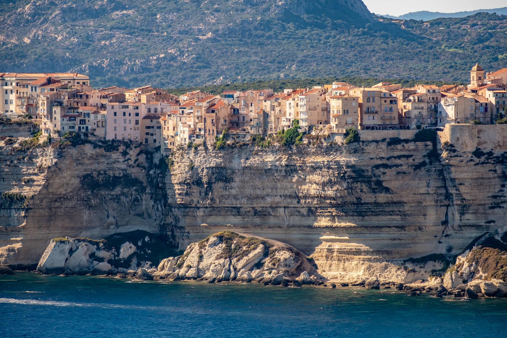 Les falaises calcaires blanches de Bonifacio en Corse-du-Sud avec les eaux turquoise de la Méditerranée