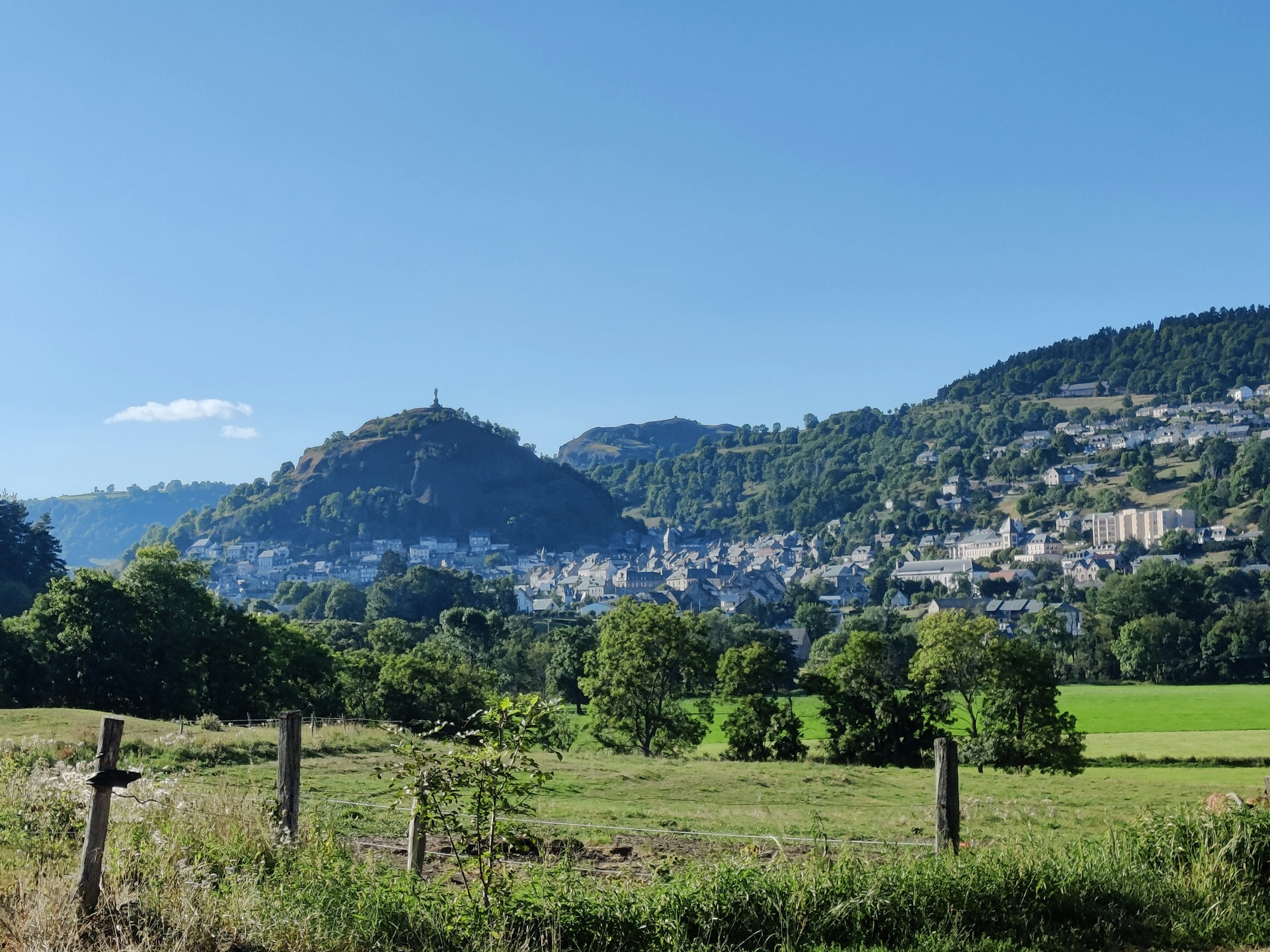 Paysage volcanique de l'Auvergne avec la ville de Murat au pied des monts volcaniques