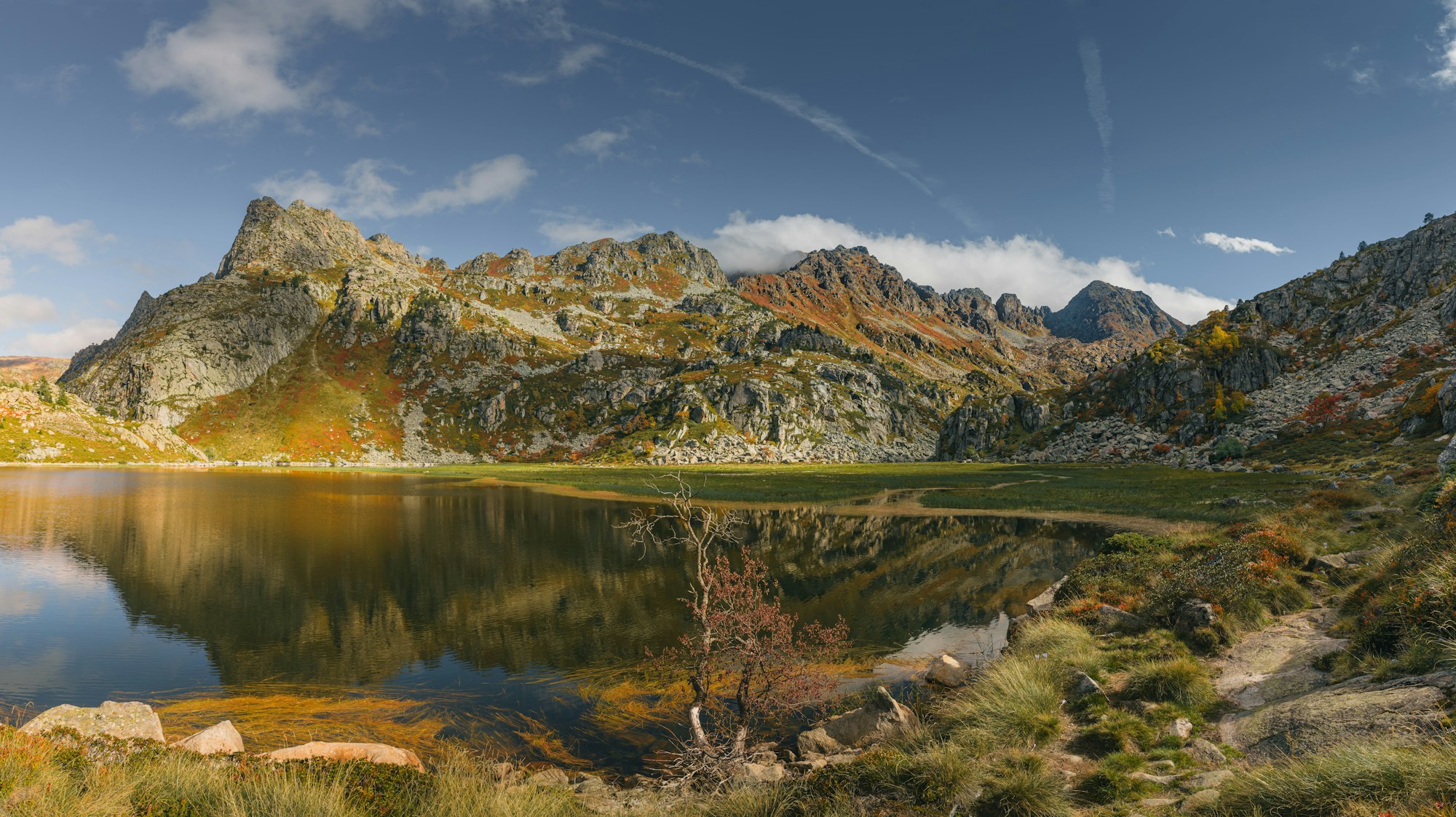 Lac d'altitude dans les Pyrénées ariégeoises, paysage de montagne fin mai, France