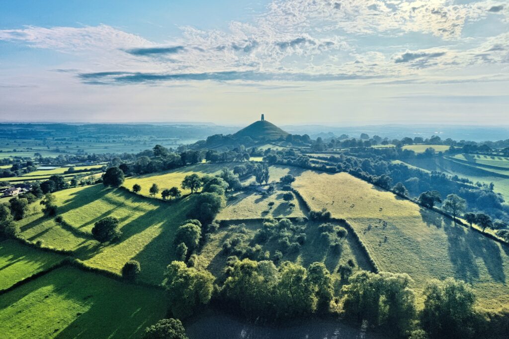 Vue aérienne du Glastonbury Tor au lever du soleil, Somerset, Angleterre