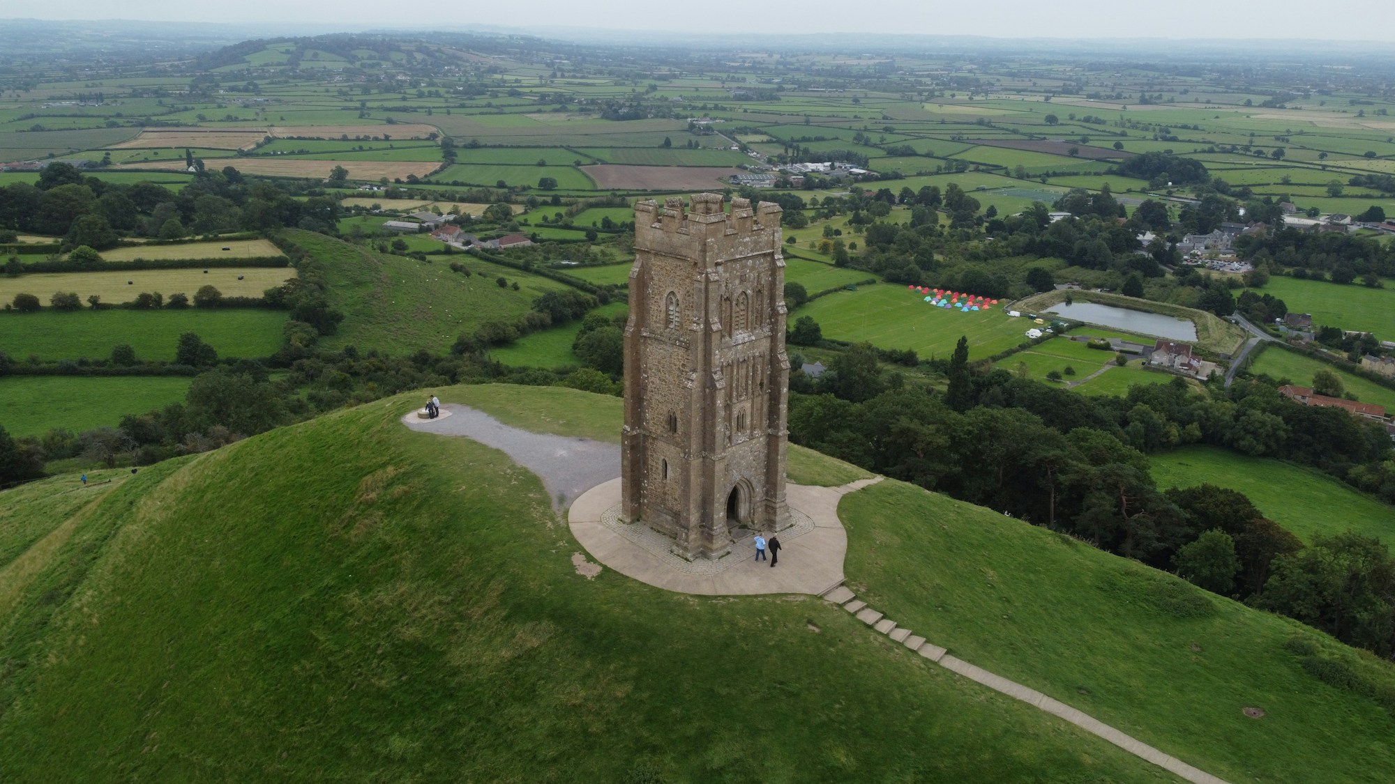 Vue depuis le ciel du Glastonbury Tor au lever du soleil, Somerset, Angleterre