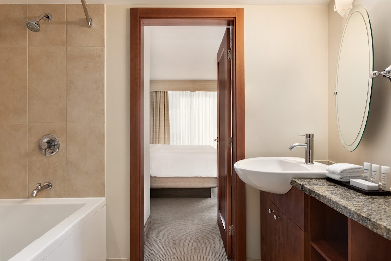 Embassy Suites by Hilton Montreal – 208 Rue Saint-Antoine O, Montréal, QC H2Y 0A6 (photo 3)