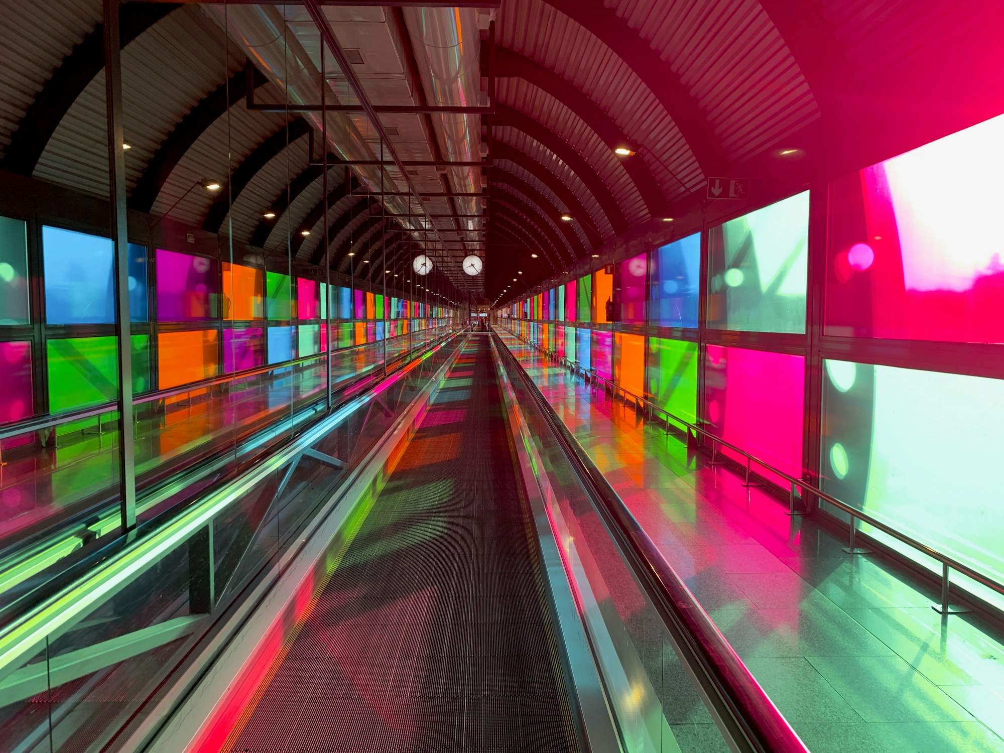 Tunnel coloré de l'aéroport Madrid-Barajas Terminal 4 — grèves aéroports Espagne 2026