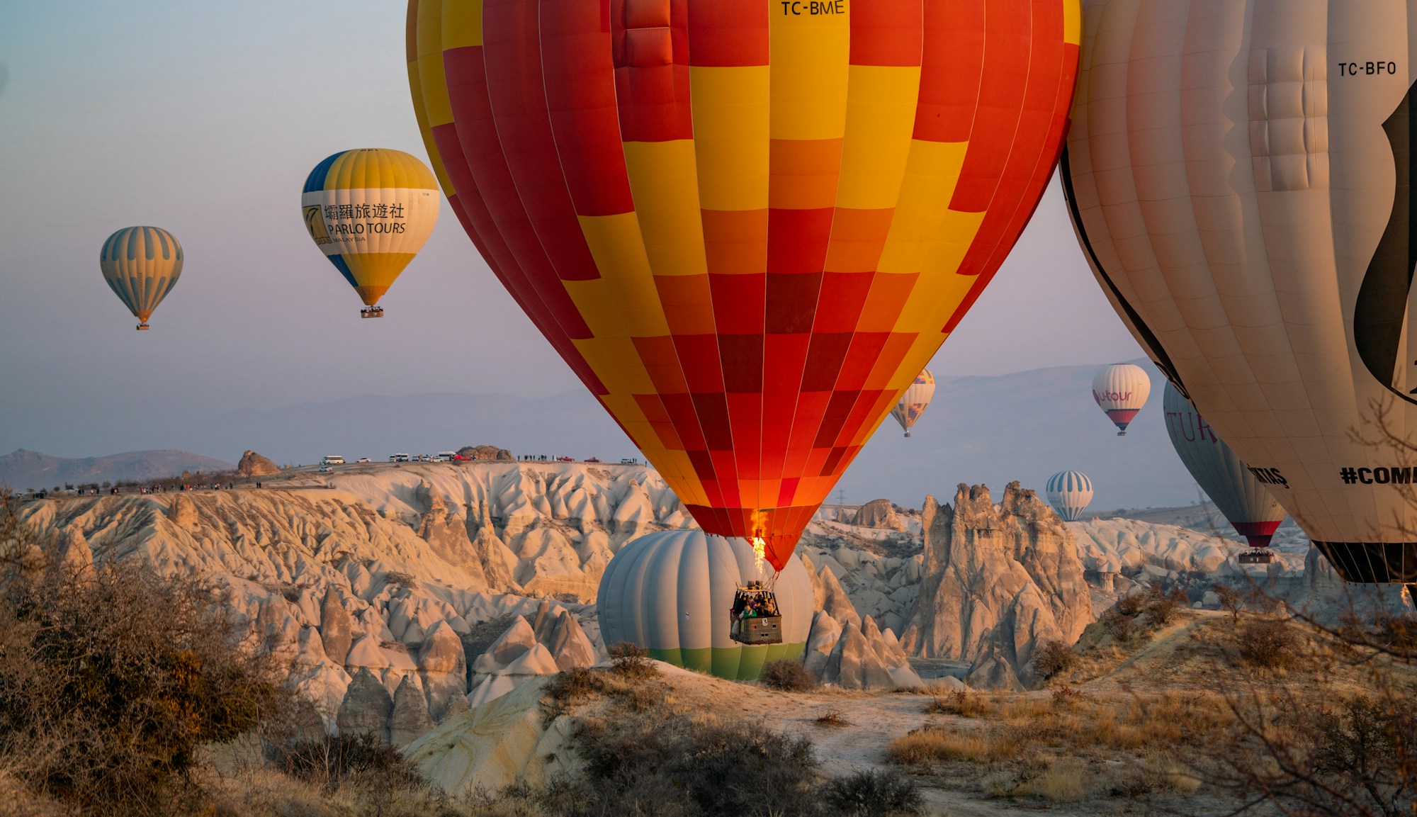 Montgolfières au lever du soleil en Cappadoce, Turquie — alternative sûre en 2026