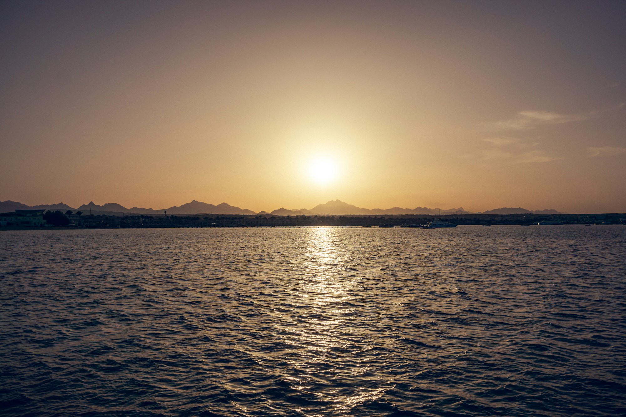 Coucher de soleil sur la mer Rouge à Hurghada, Égypte — destination stable en 2026