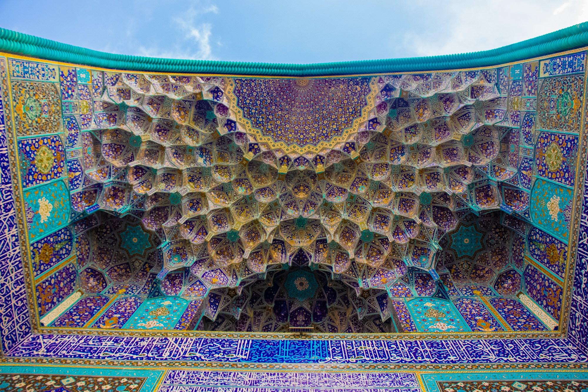Mosaïques et faïences bleues d'une mosquée à Ispahan, Iran