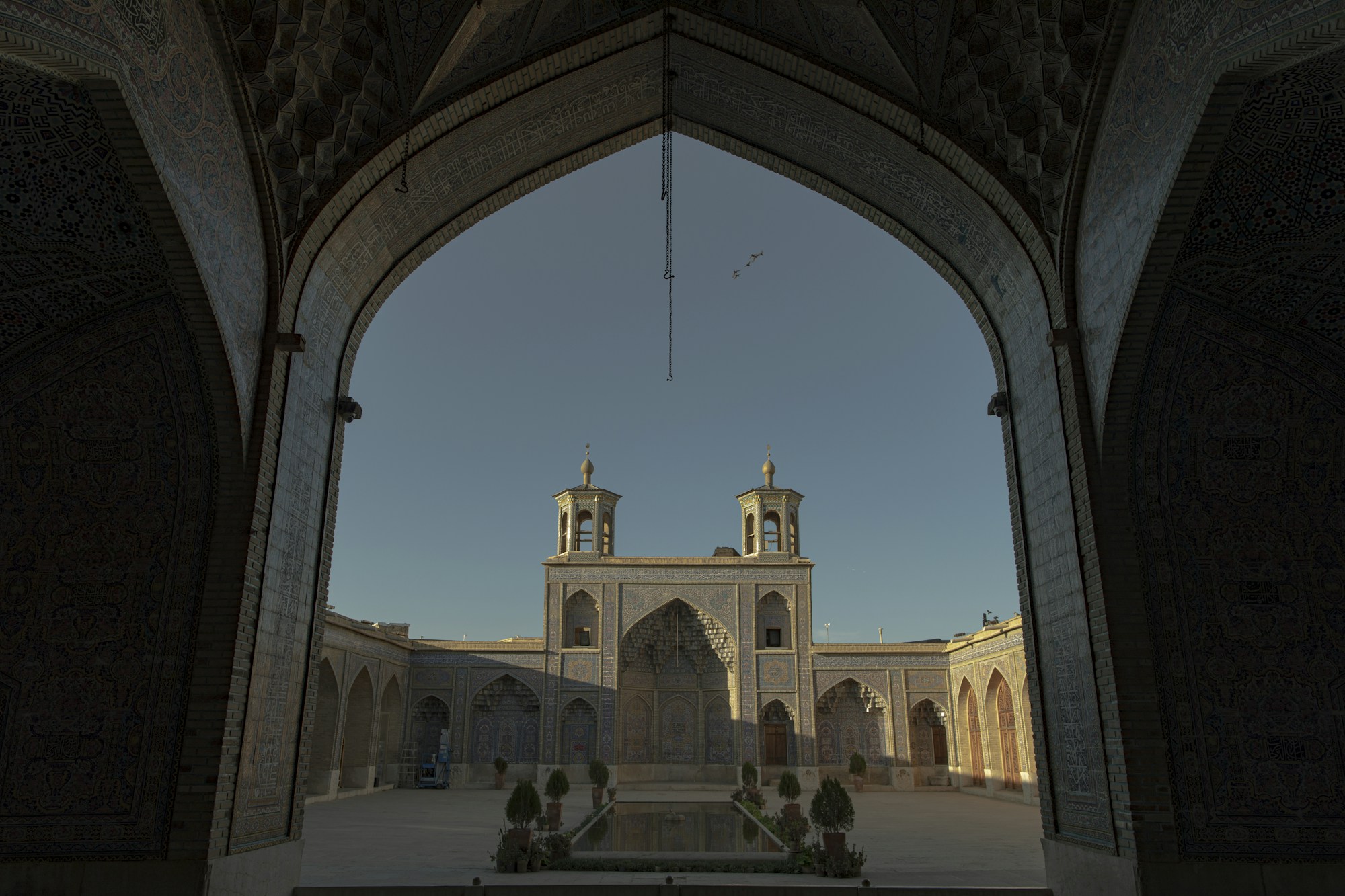 La grande mosquée Naghsh-e Jahan d'Ispahan vue depuis une arche, Iran