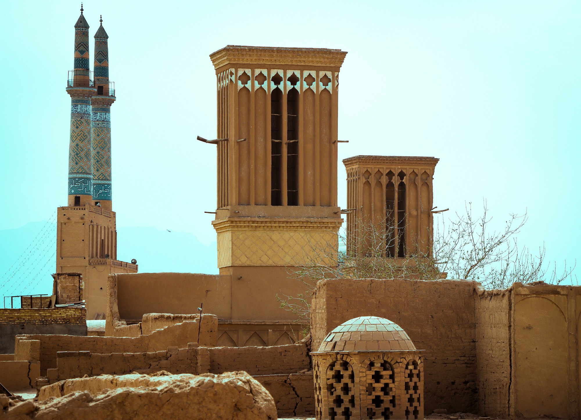 Toits et tours à vent en pisé de la ville historique de Yazd, Iran
