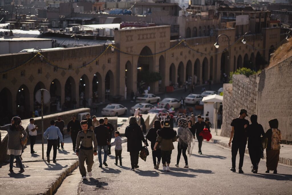 Voyageurs marchant près de la citadelle d'Erbil, Kurdistan irakien