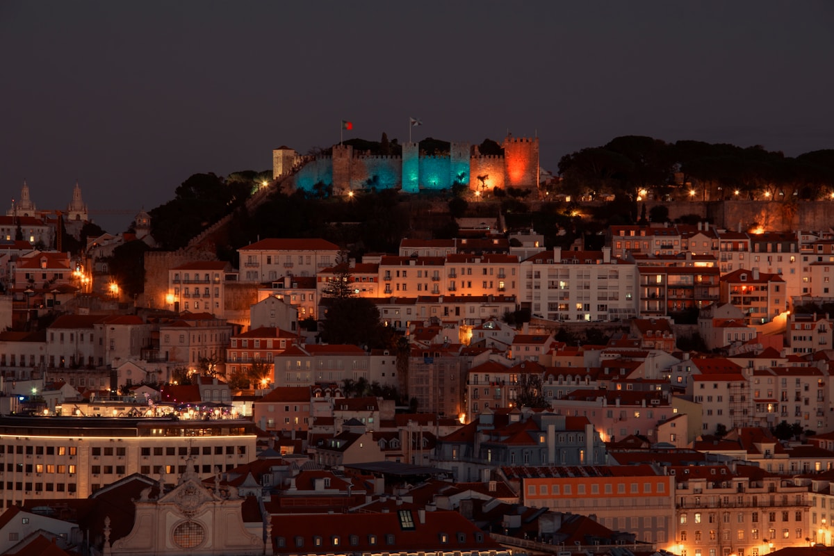 Vue panoramique de Lisbonne depuis une colline au coucher de soleil, Portugal