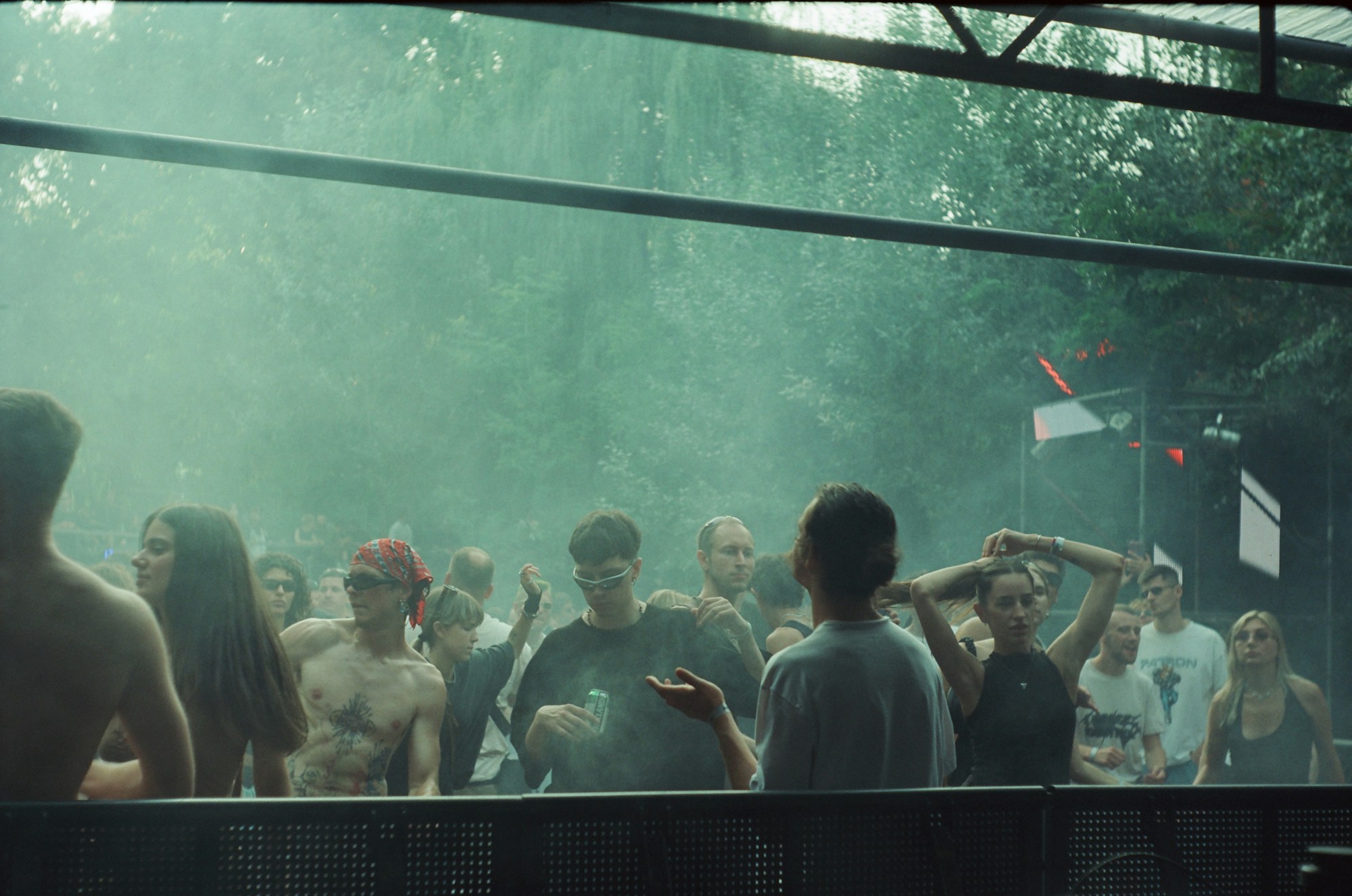 Foule de festivaliers assistant à un concert en plein air en été
