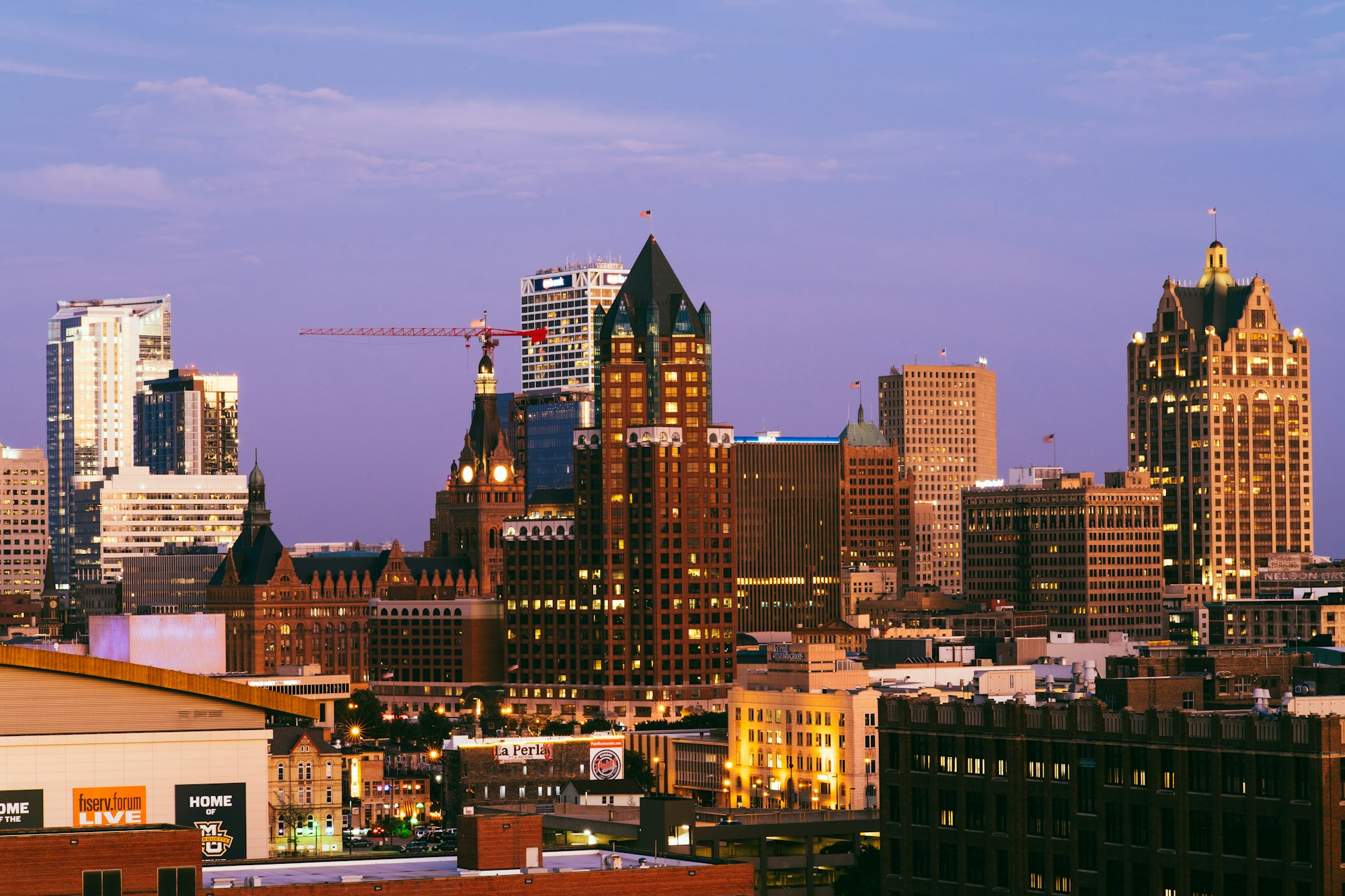 Skyline de Milwaukee au bord du lac Michigan la nuit, reflets dans l'eau