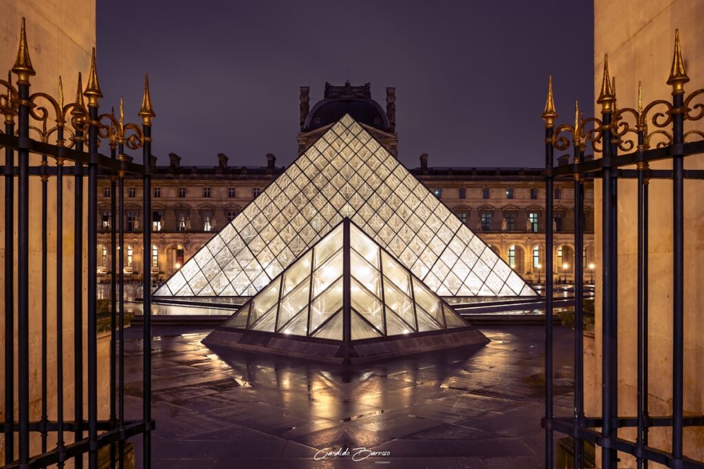 La pyramide du Louvre illuminée de nuit, Paris — Nuit des Musées 2026