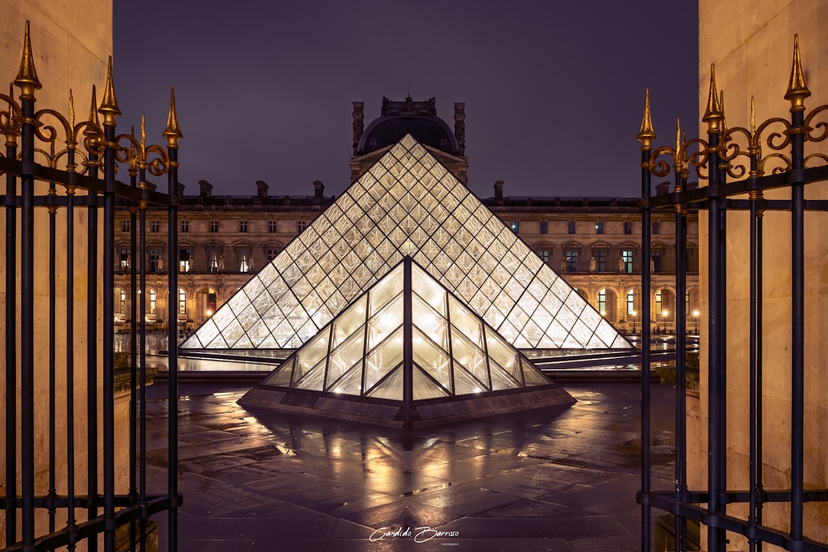 La pyramide du Louvre illuminée de nuit, Paris — Nuit des Musées 2026