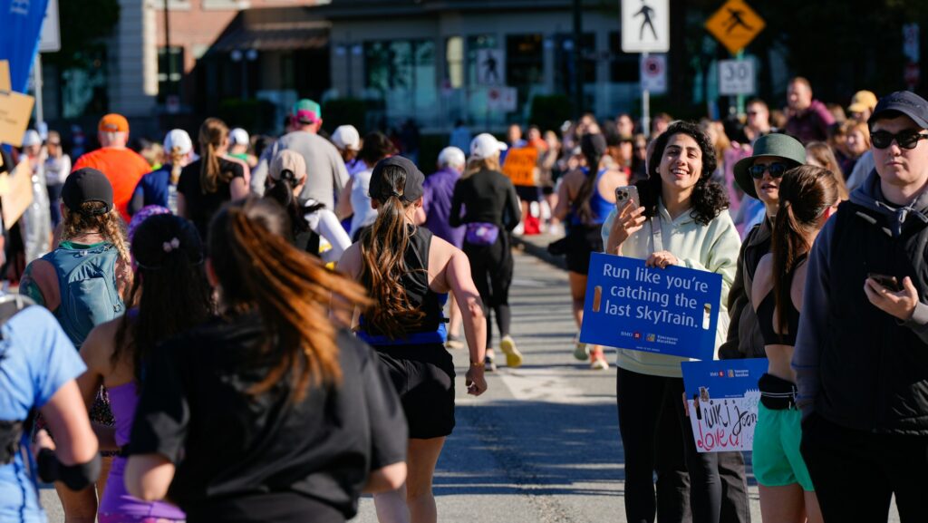 Spectateurs encourageant les coureurs lors d'un marathon en ville