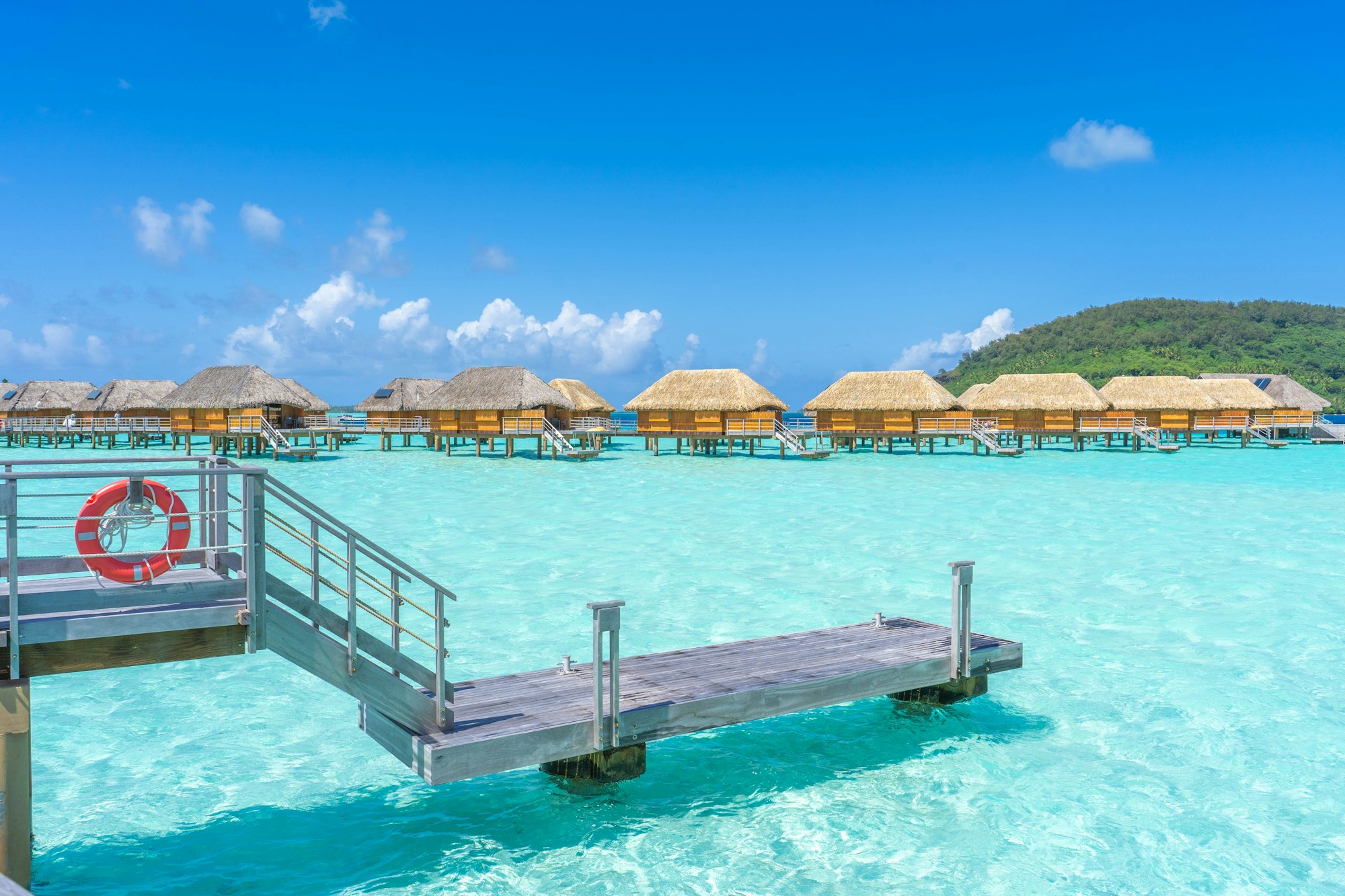 Laguna turchese e bungalow sull'acqua di Bora Bora, Polinesia Francese