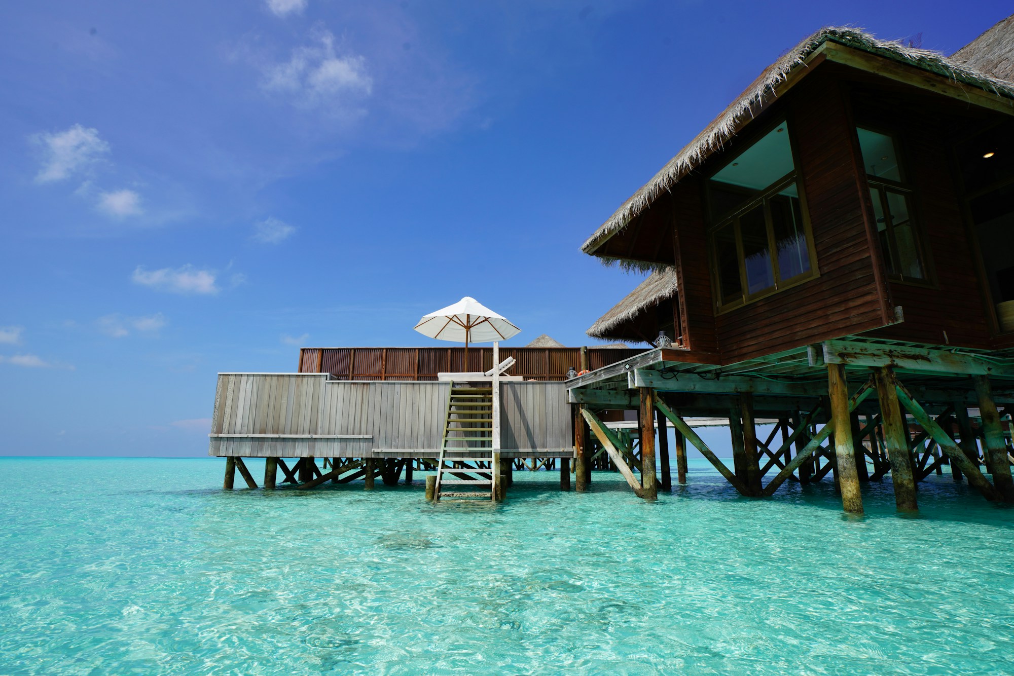 Spiaggia di sabbia bianca e acque turchesi dell'atollo Alif Alif alle Maldive