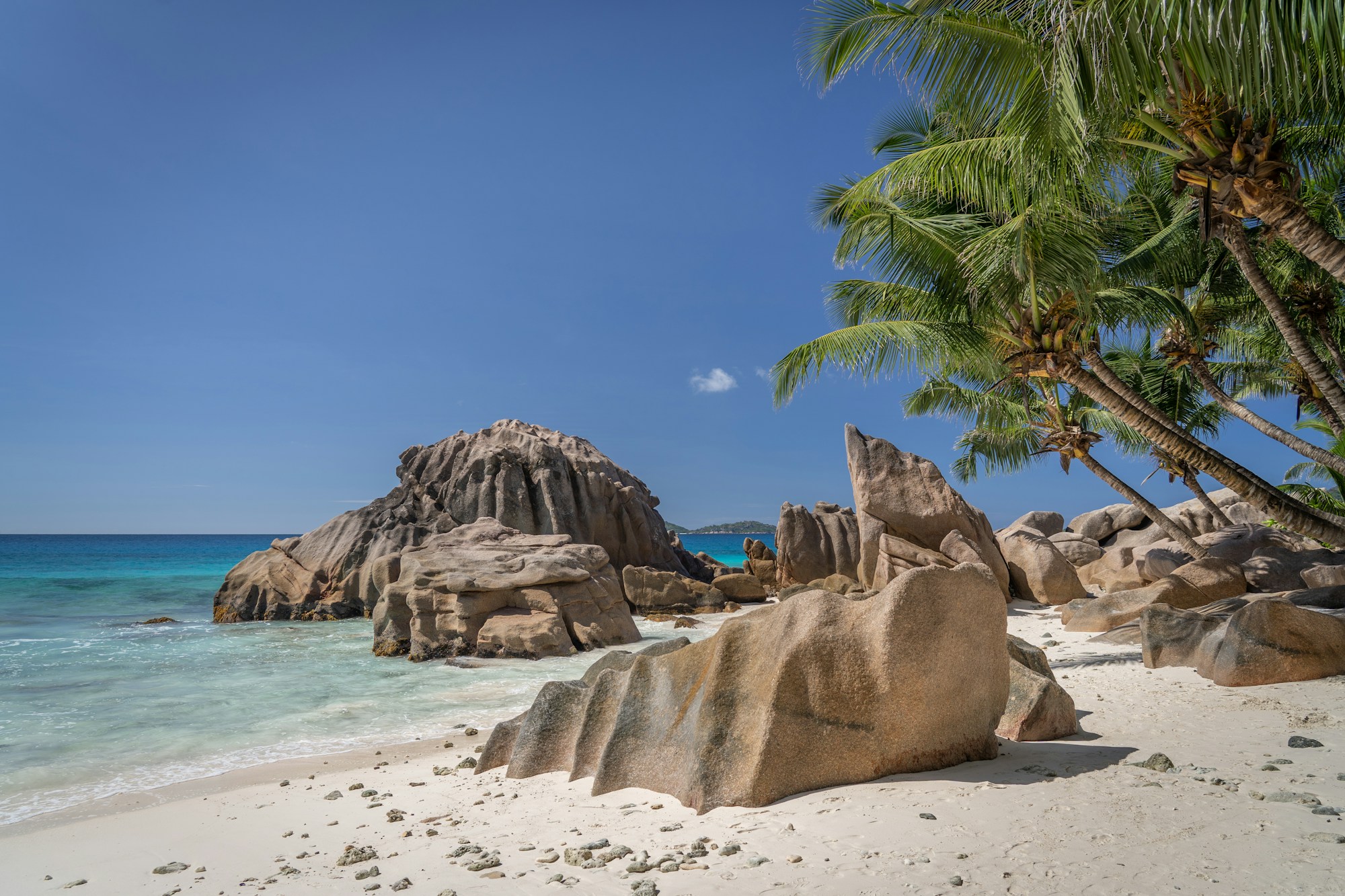 Spiaggia paradisiaca delle Seychelles con le famose rocce granitiche e le acque cristalline