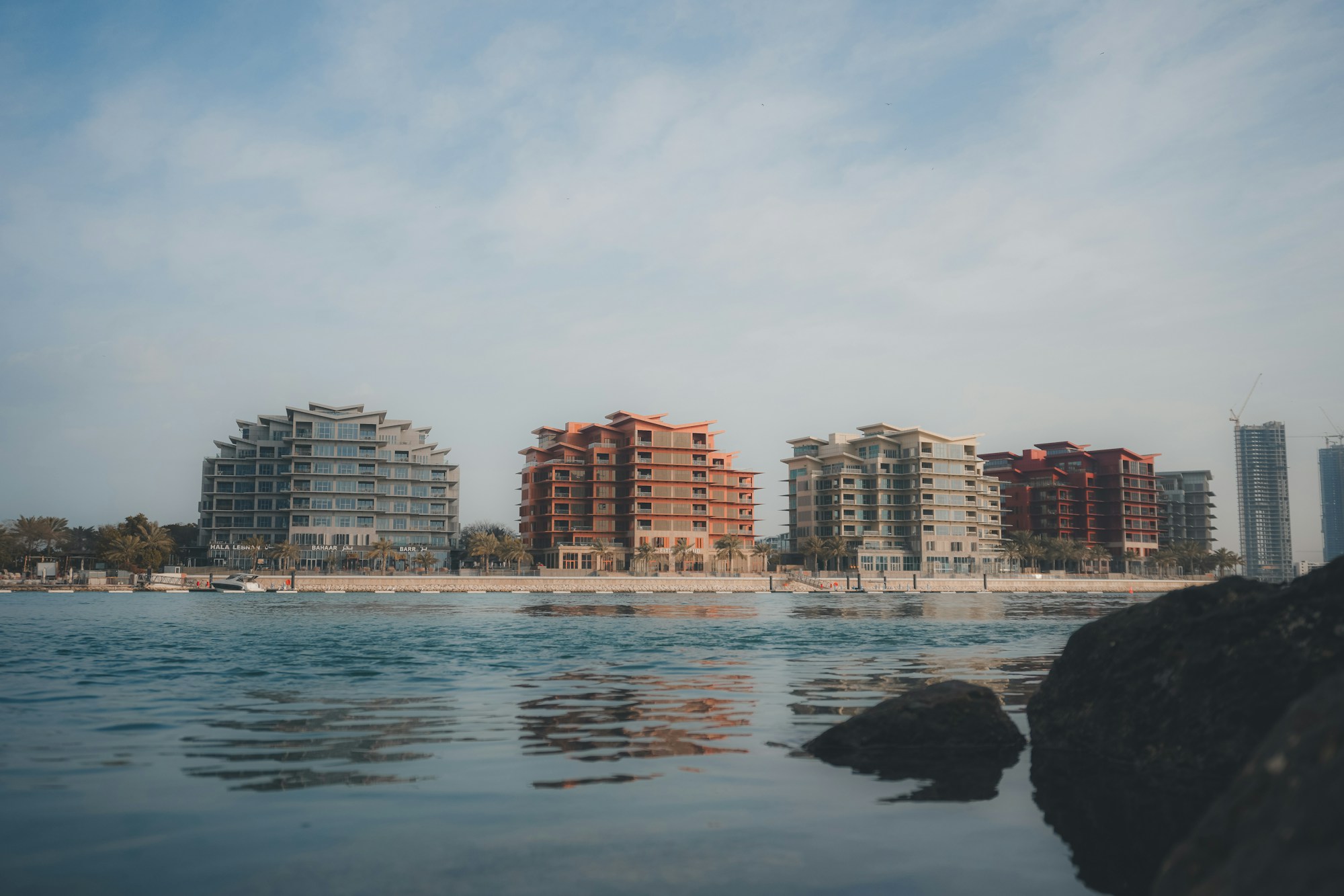 Corniche de Manama, Bahreïn — gratte-ciels modernes et front de mer du Golfe Persique