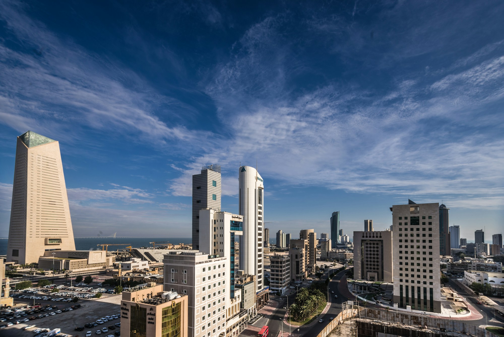 Matin d'hiver à Koweït City — architecture moderne et horizon du Golfe