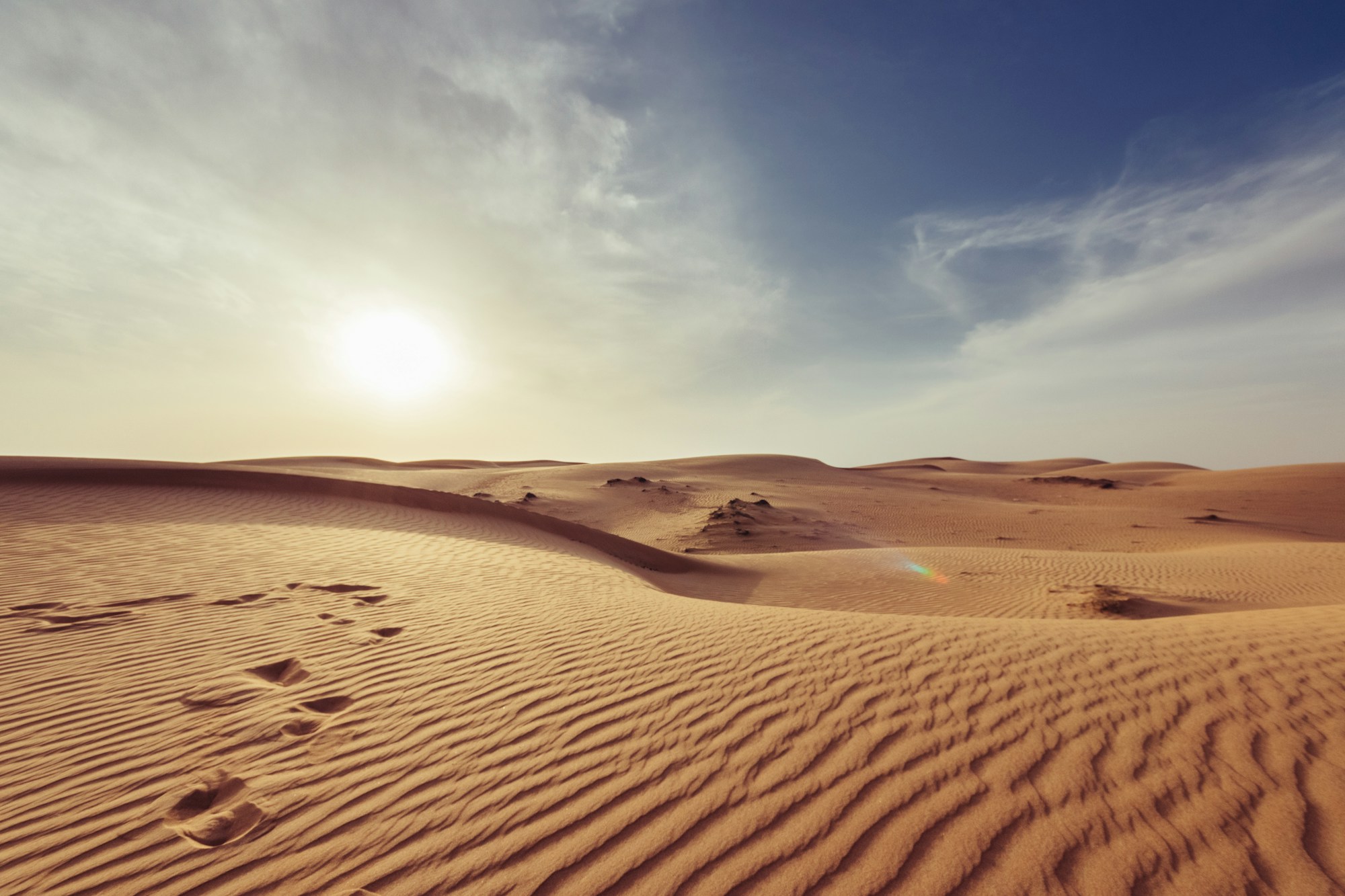 Coucher de soleil dans le désert de Muscat, Oman — dunes dorées et ciel embrasé