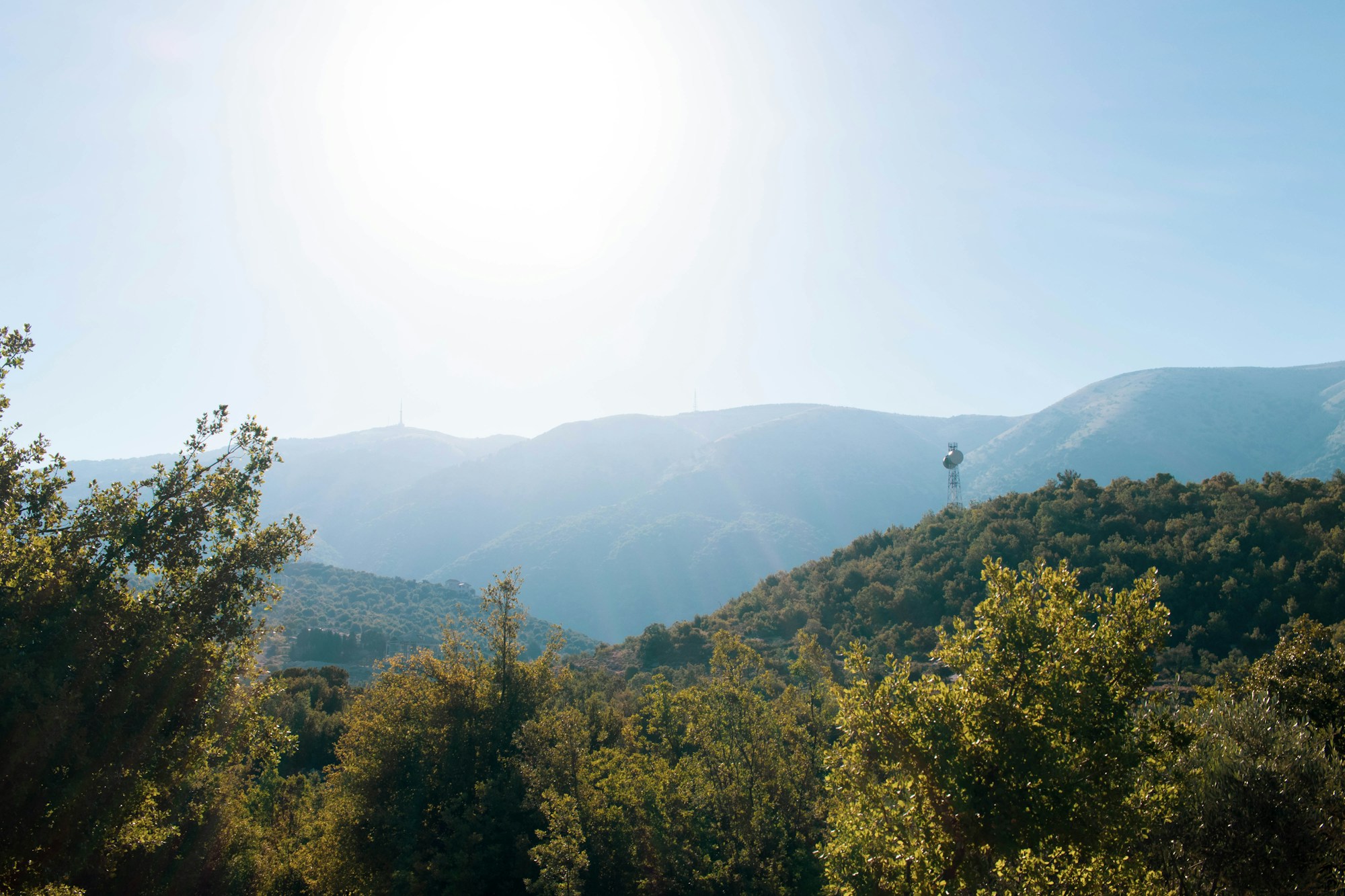 Colinas del Líbano con aldeas de montaña y bosques verdes