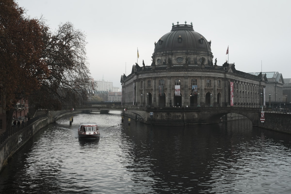 L'île aux Musées de Berlin avec le Bode Museum illuminé de nuit