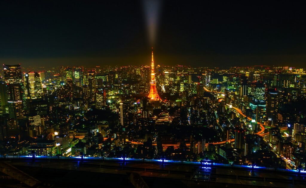 Skyline nocturne de Tokyo illuminée, Japon, avec les tours scintillantes de la mégalopole