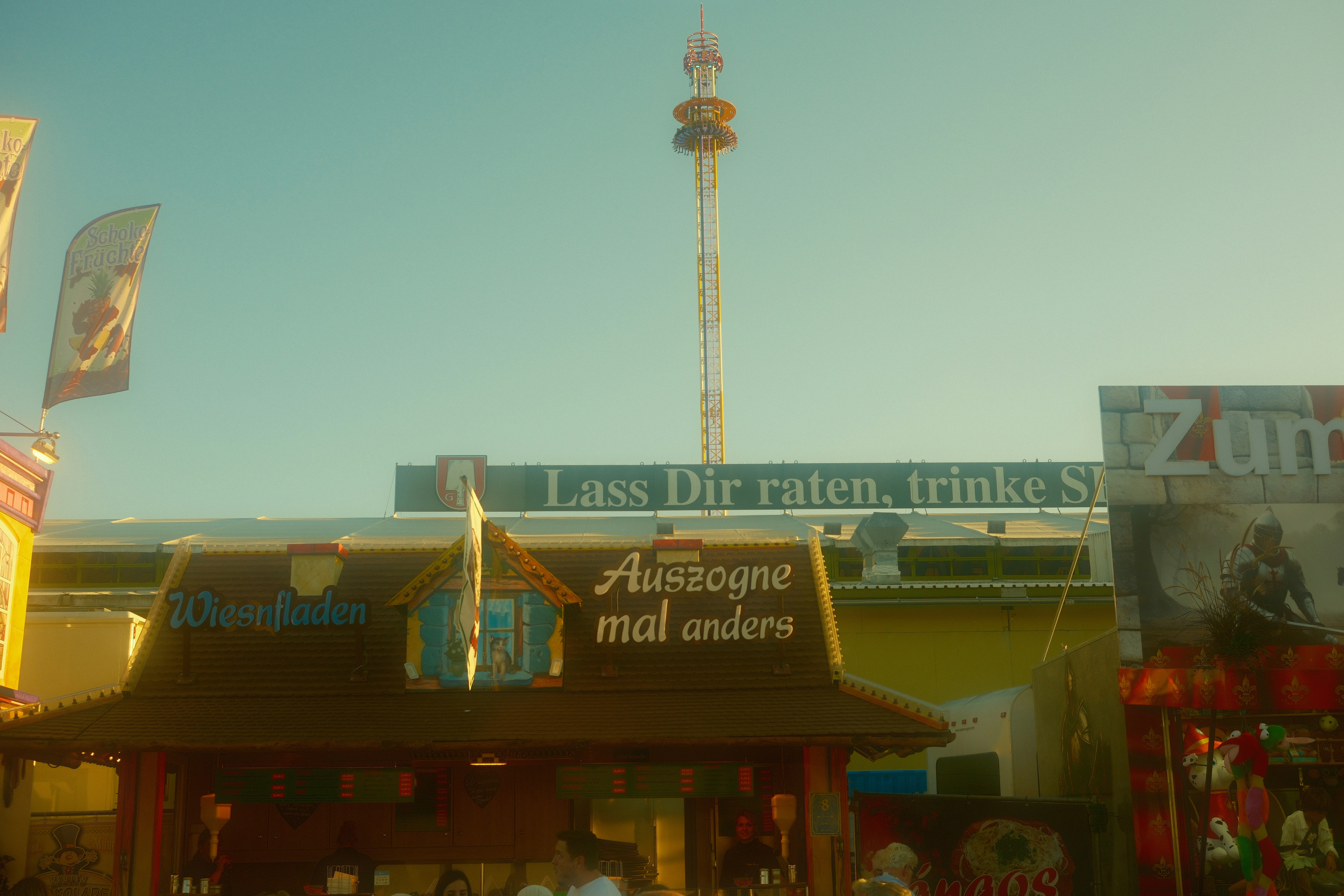Attractions et tentes de la fête foraine à l'Oktoberfest de Munich 2026