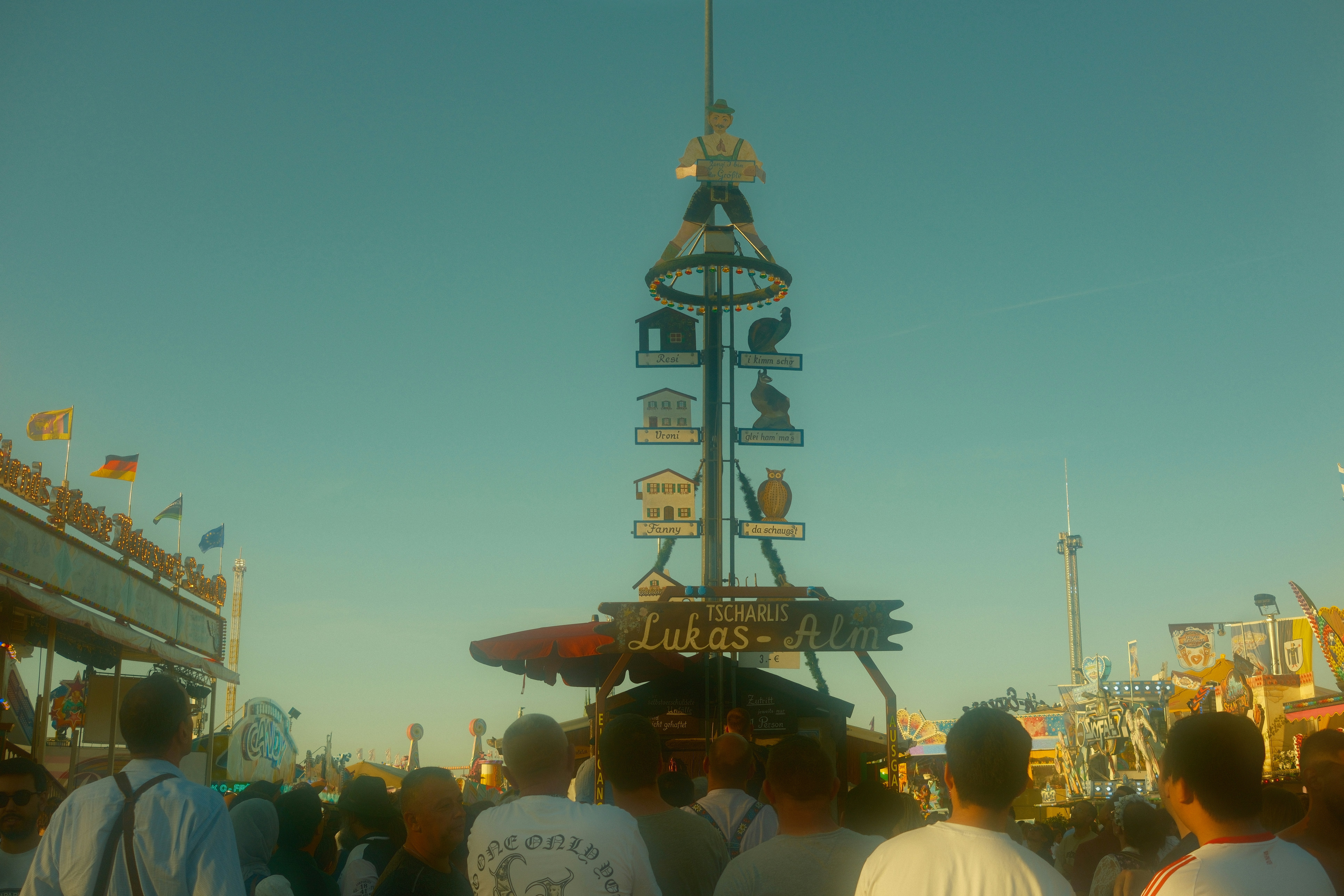 Foule rassemblée autour de l'enseigne décorative de l'Oktoberfest de Munich 2026
