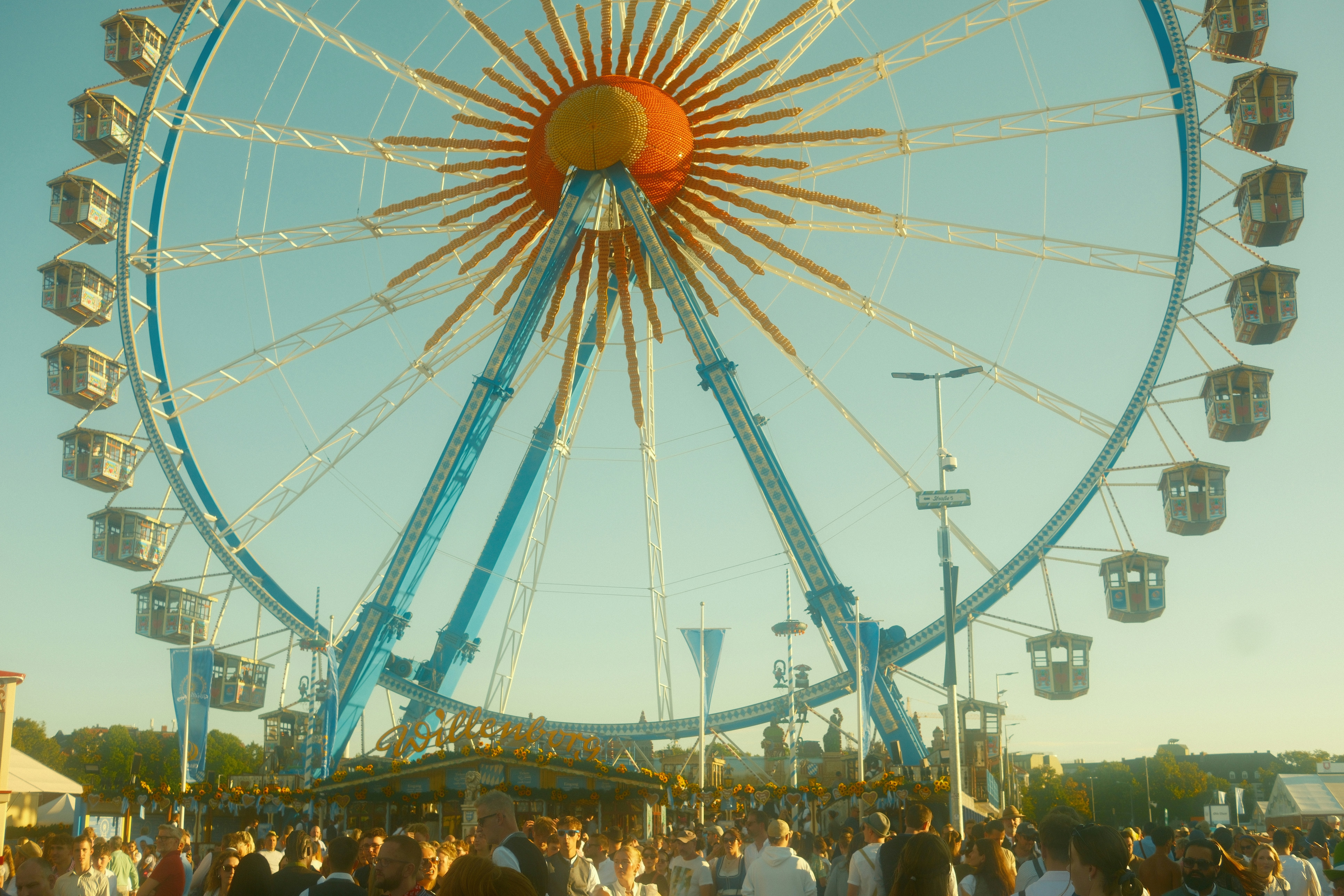 Grande roue et foule festive à l'Oktoberfest de Munich 2026