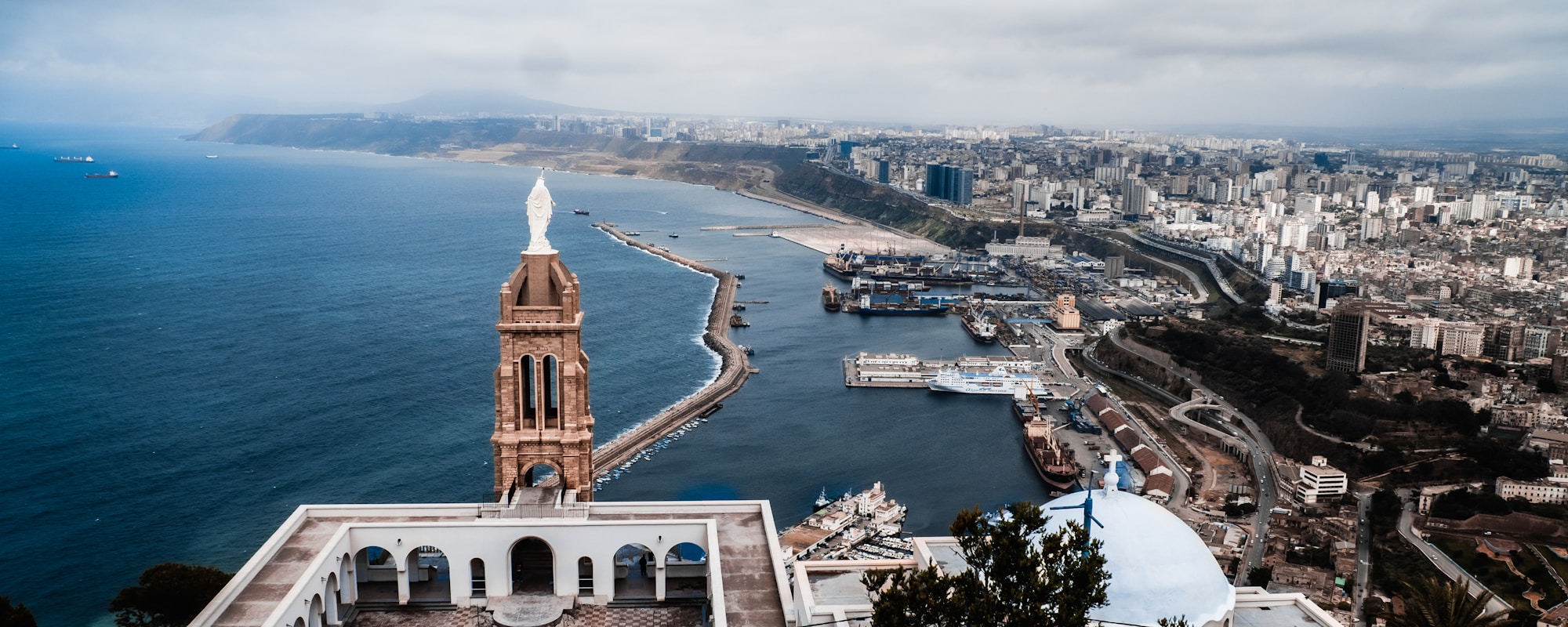 Le fort Santa Cruz dominant la ville d'Oran, Algérie, sur la côte méditerranéenne