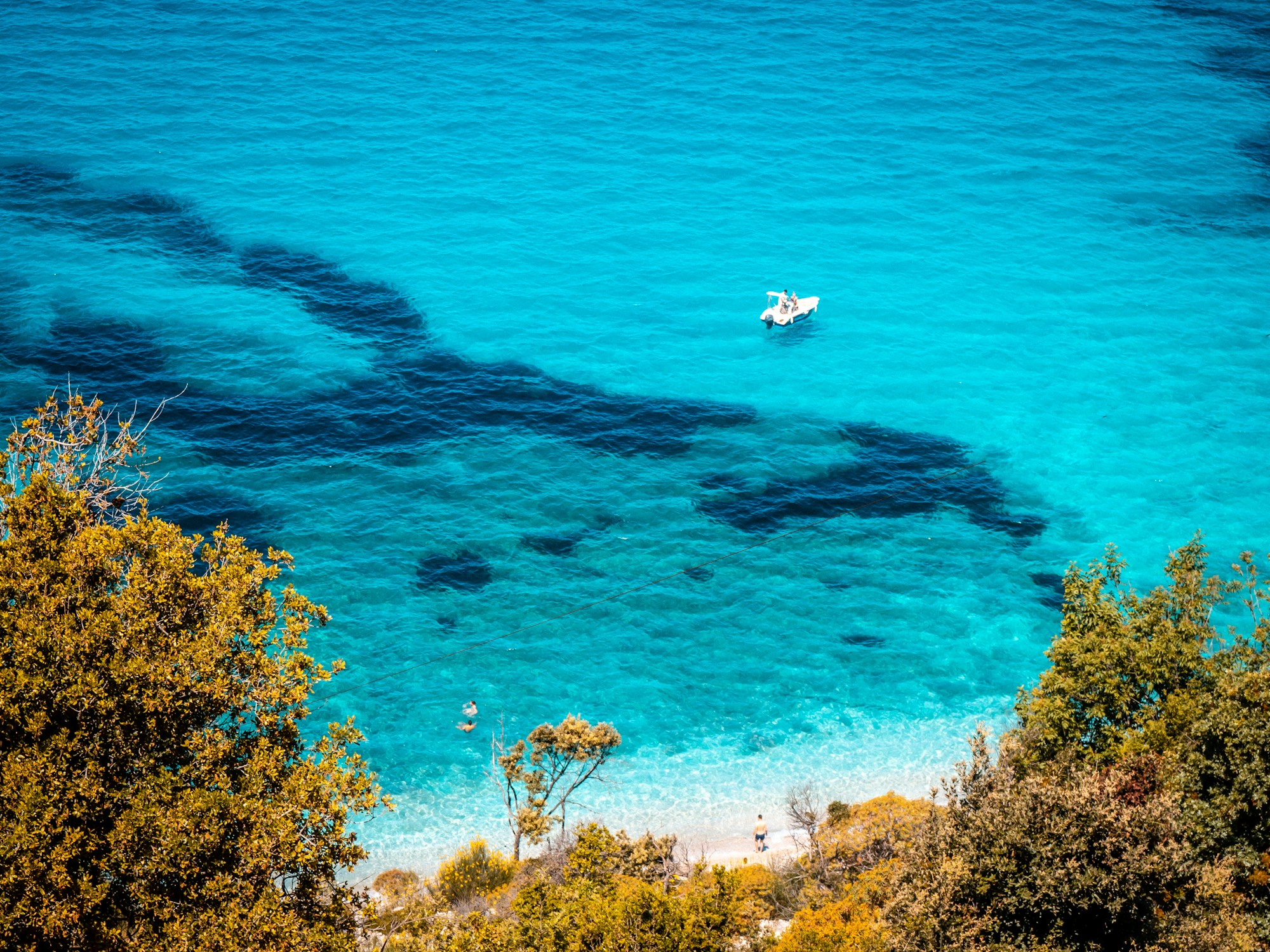Eau turquoise de la riviera albanaise avec bateau