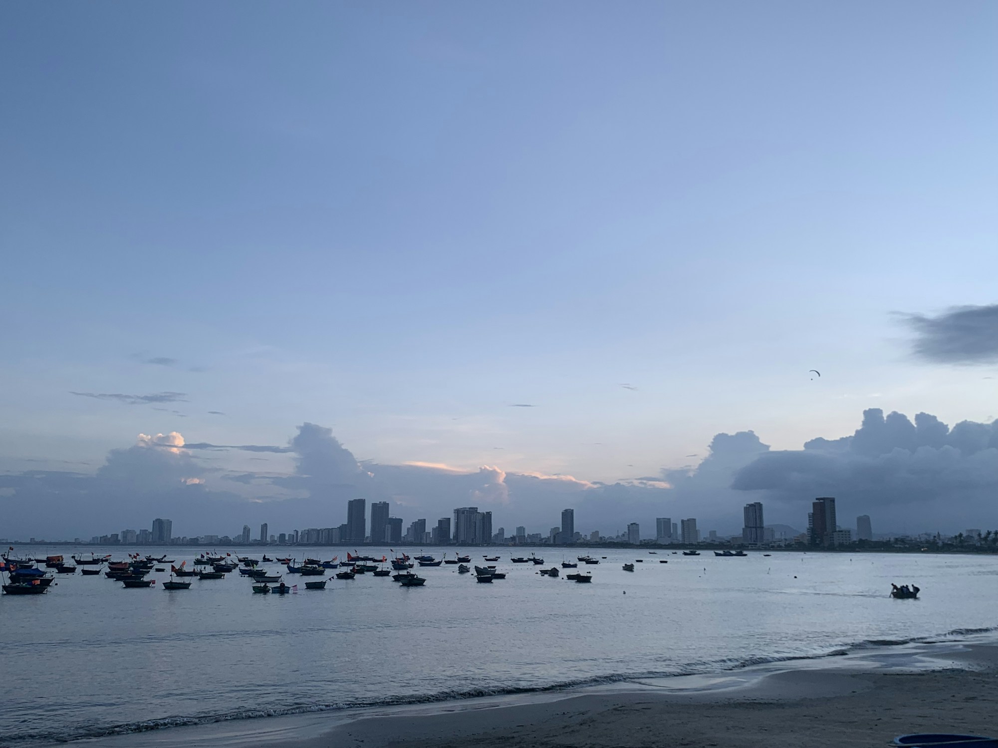 Vue panoramique de la plage de Son Trà à Da Nang au Vietnam en fin d'après-midi