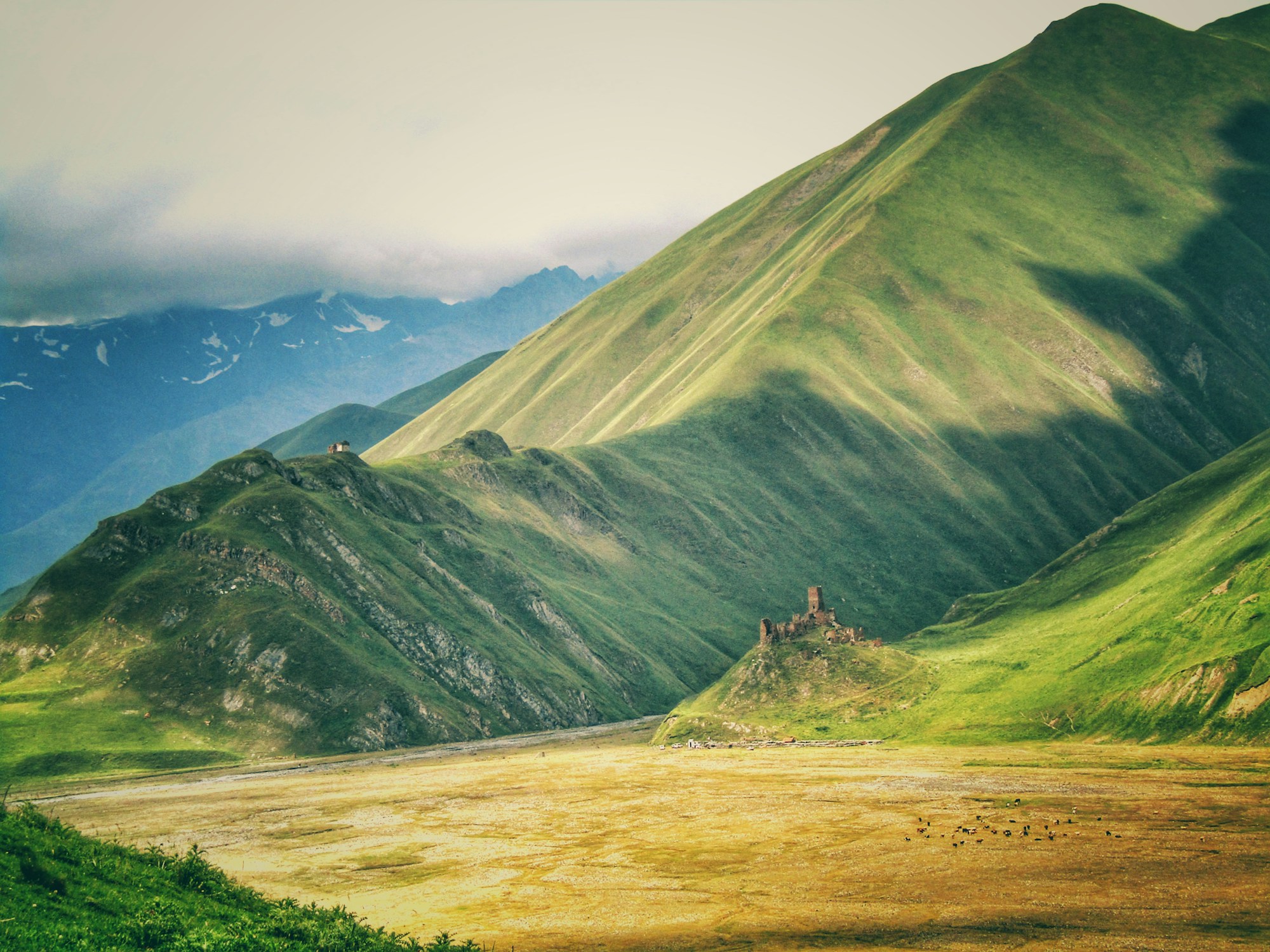 Montagnes du Caucase à Kazbegi en Géorgie au printemps