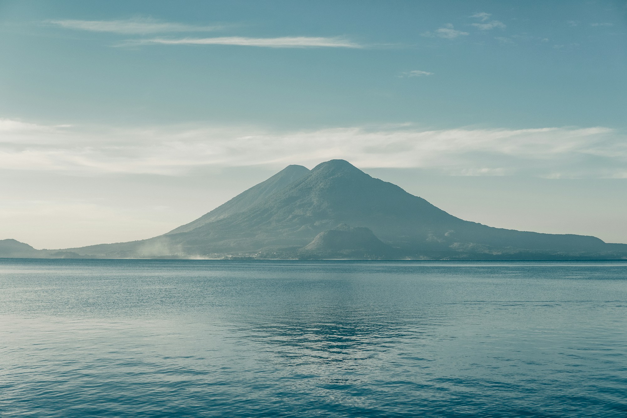 Volcan et lac Atitlan au Guatemala depuis un village maya