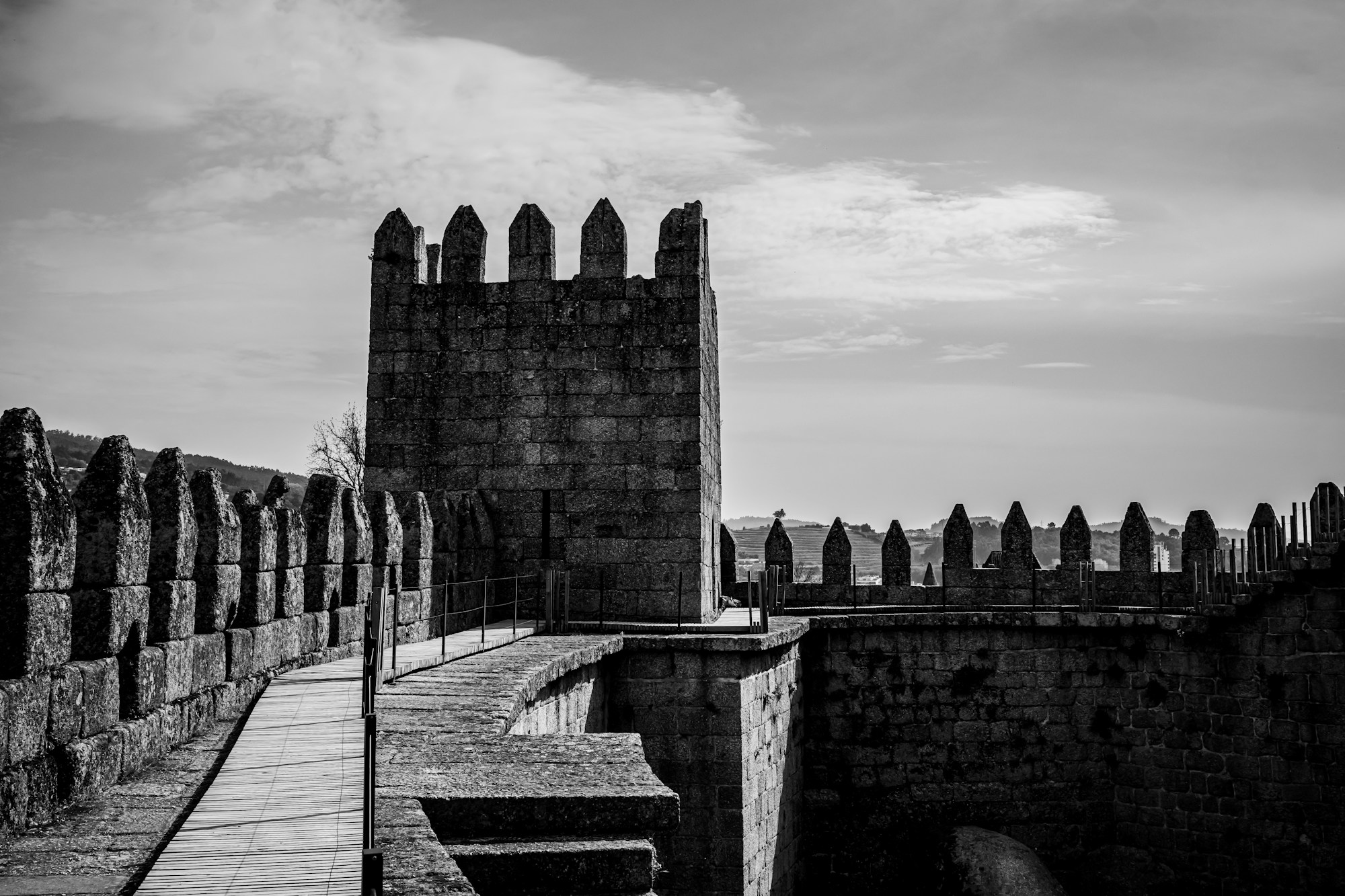 Ruelles médiévales de Guimarães avec pavés et remparts en pierre